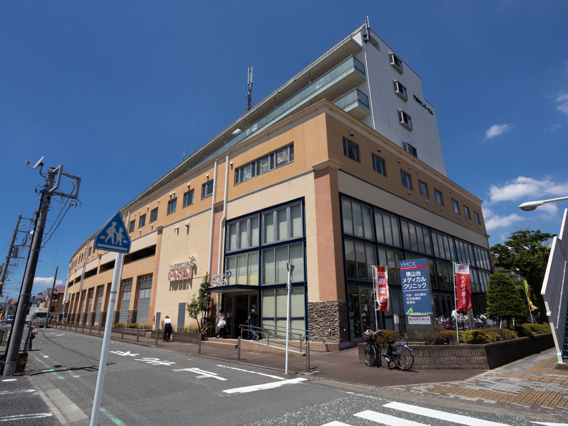 独特の色合いで、遠くからでも施設の場所がわかる外観