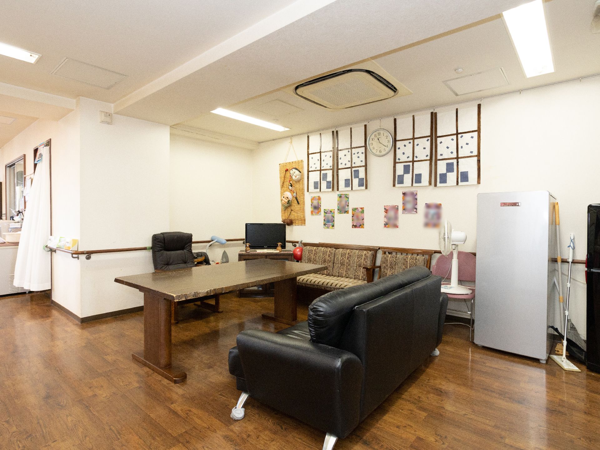 テーブルを挟んでソファーが置かれ、テレビが設置されているスペース