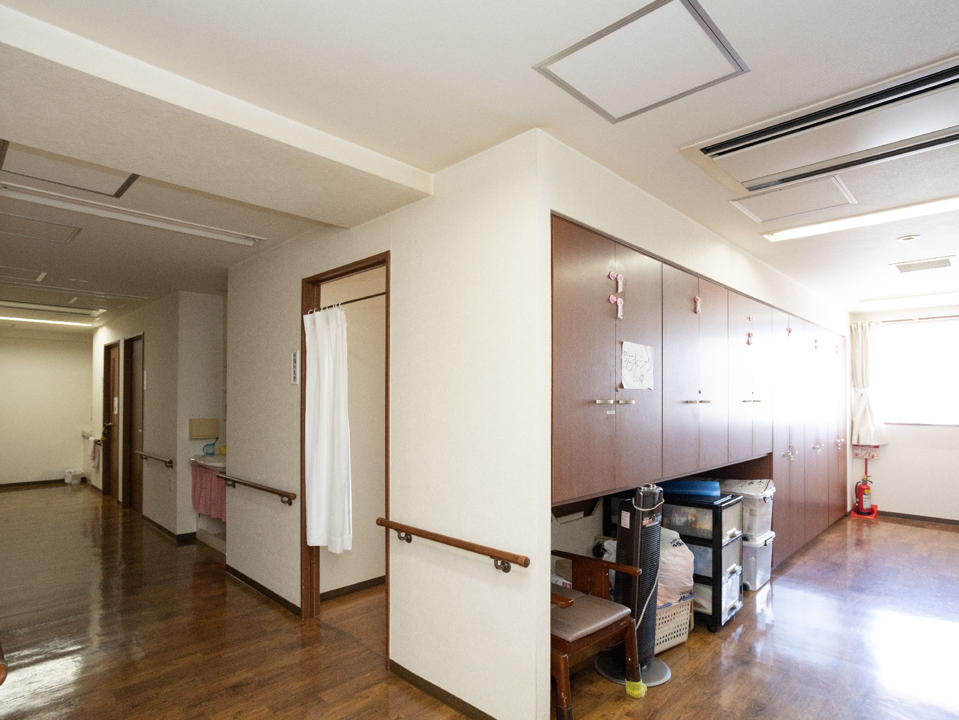 きれいに整理整頓され、転倒の原因となるような障害が一切ない廊下