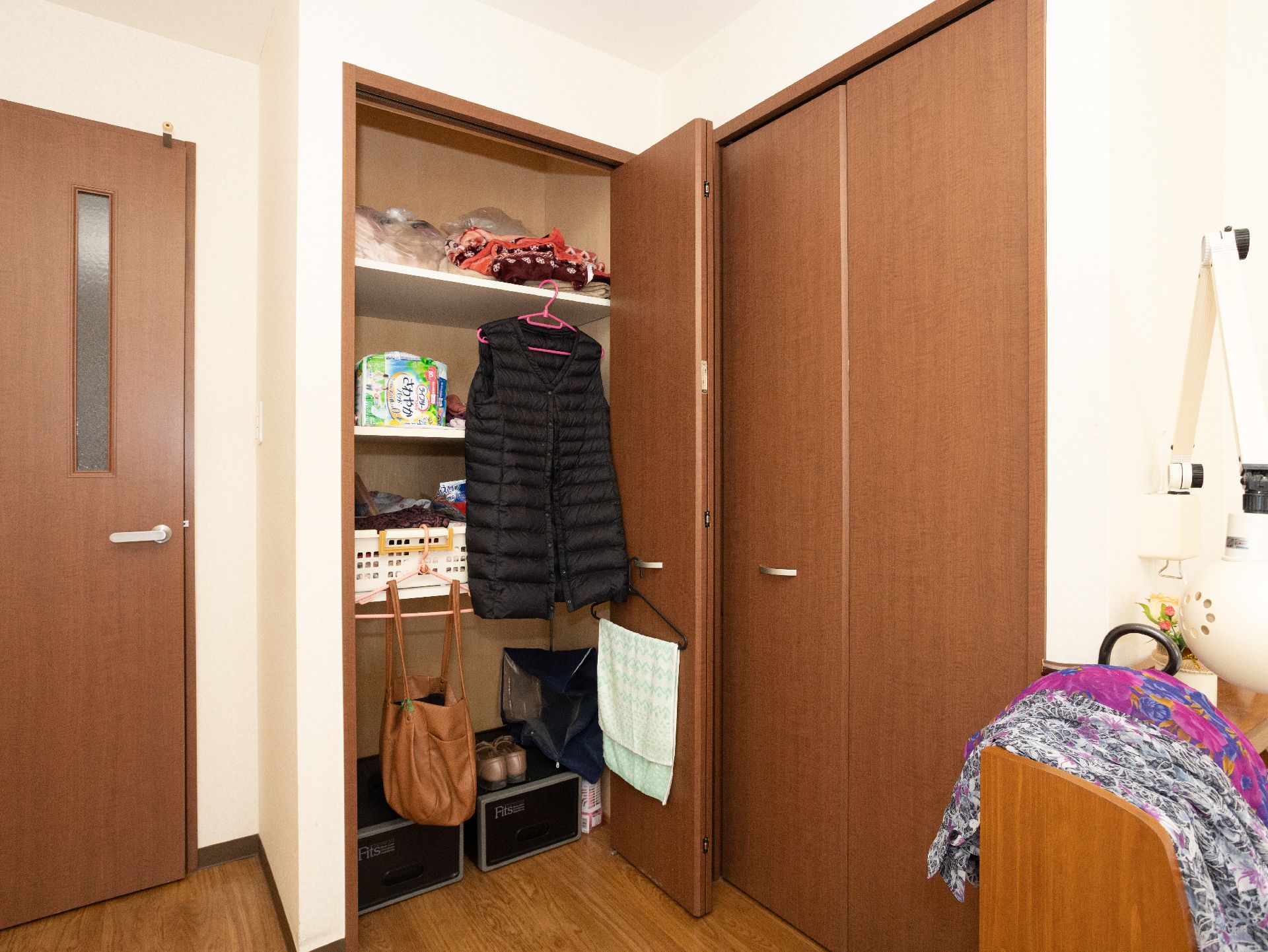 自宅から持参した私物をたくさん保管して置ける居室の収納