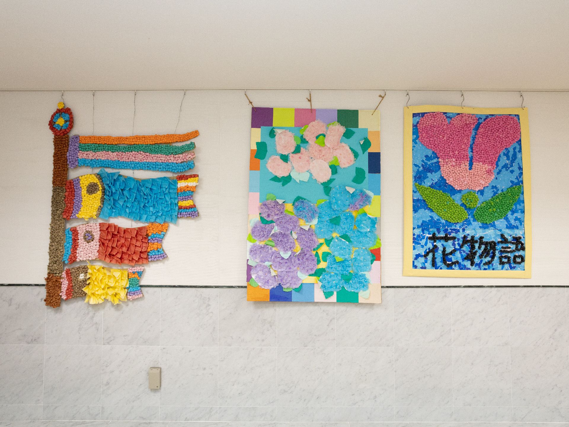 共有スペースの壁に展示されている、入居者が作成した展示物