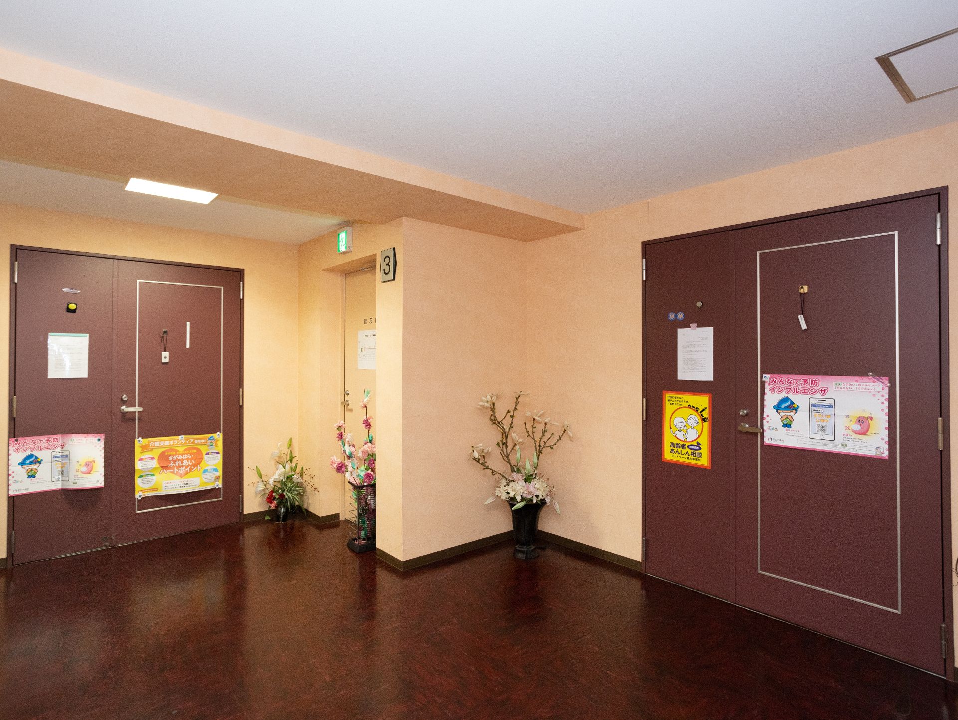 大きな花瓶に活けられた美しい花が飾ってある共有スペース