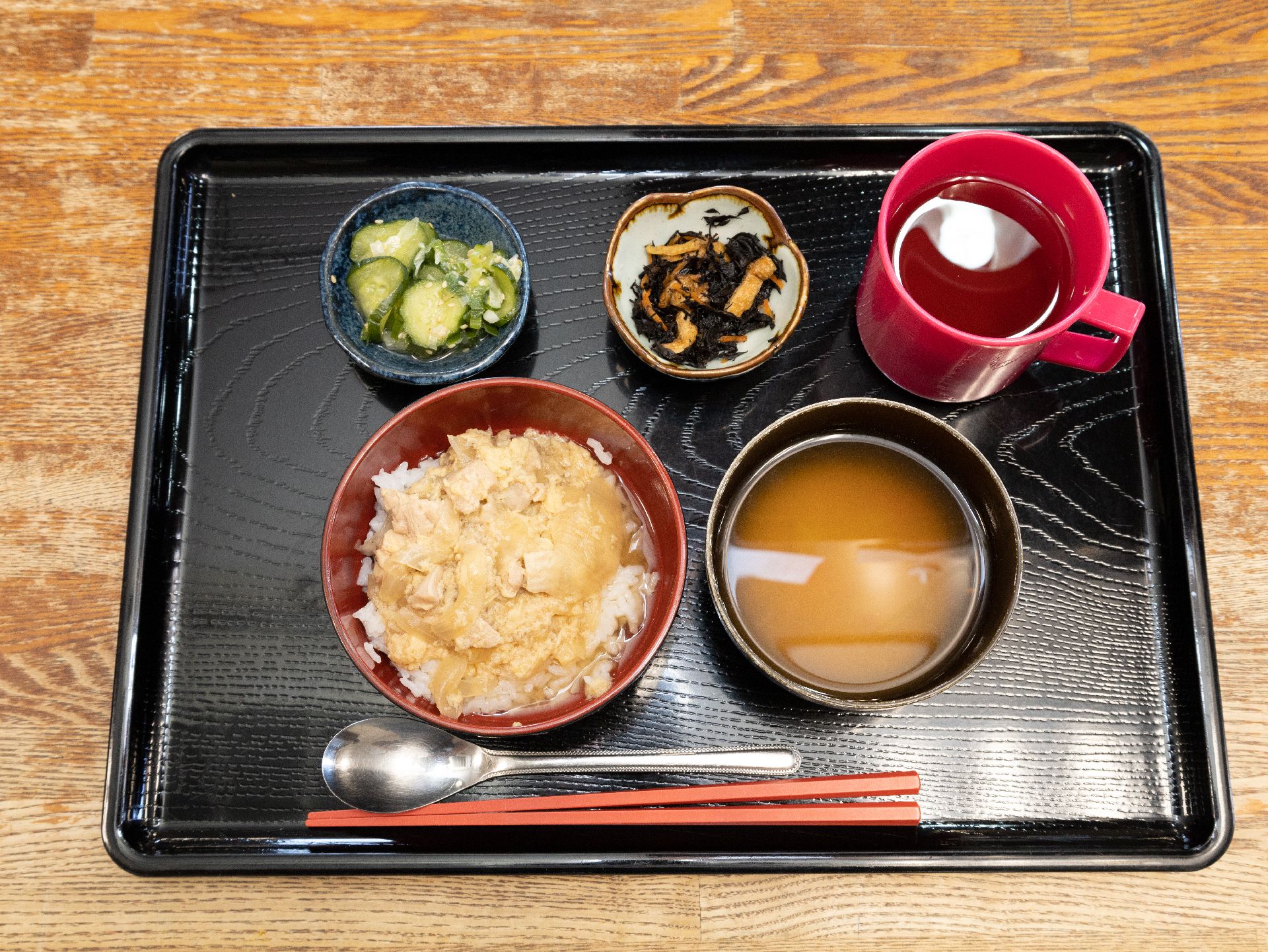 高齢の方が好きなお漬物や、卵を使った高たんぱくなどんぶりが出されている食事