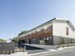 はなことばプラス練馬中村とかかれた看板がある2階建てで三角屋根の建築物