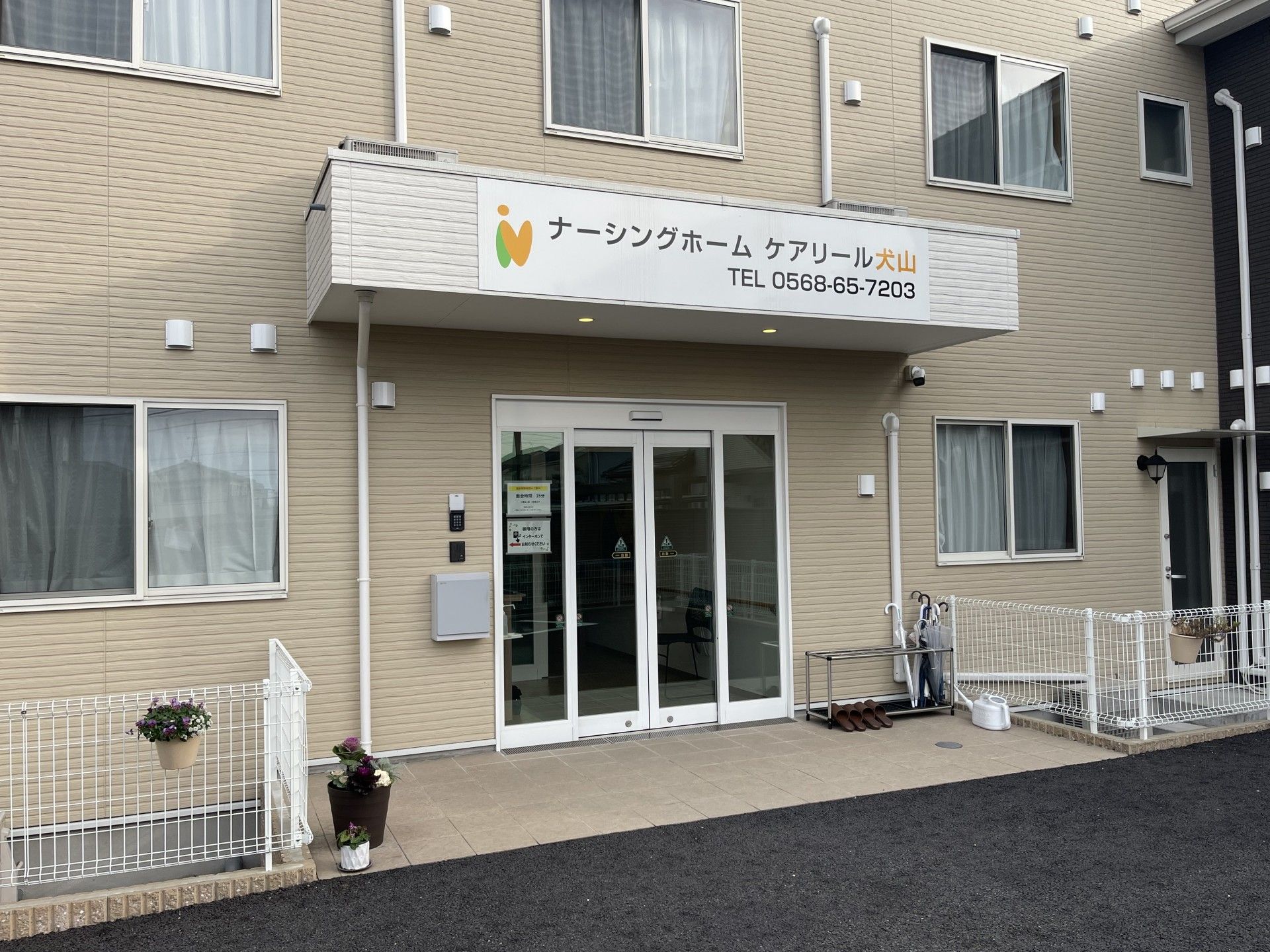 清潔なエントランス外観