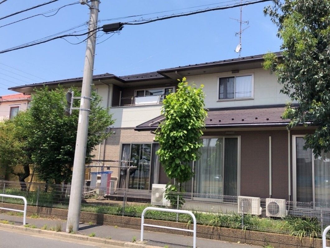落ち着いた色合いの外観