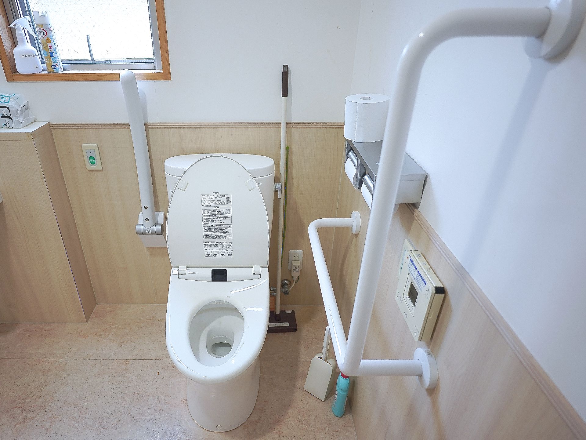 手すりを設置したトイレ