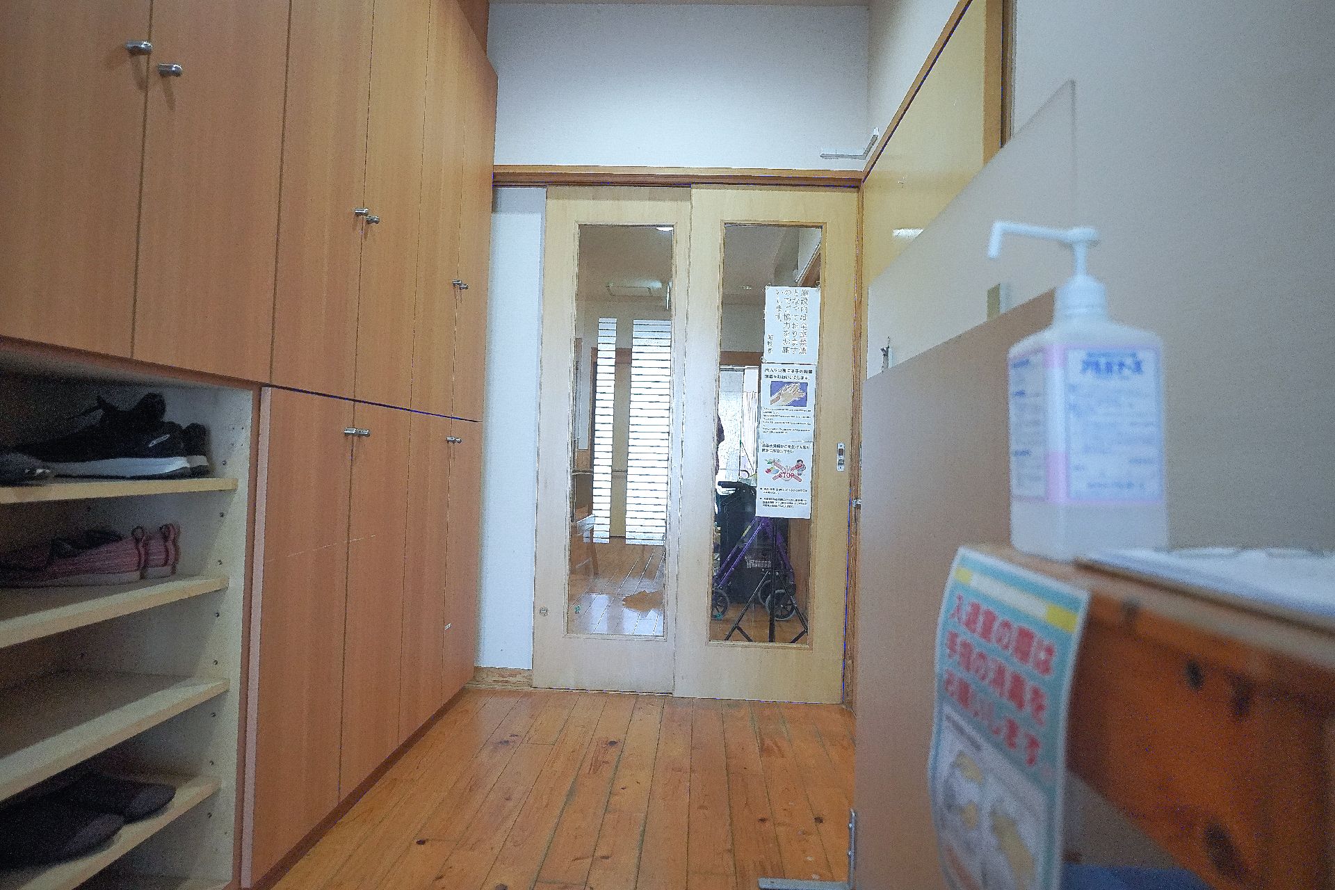 アルコール消毒液を設置した玄関ホール