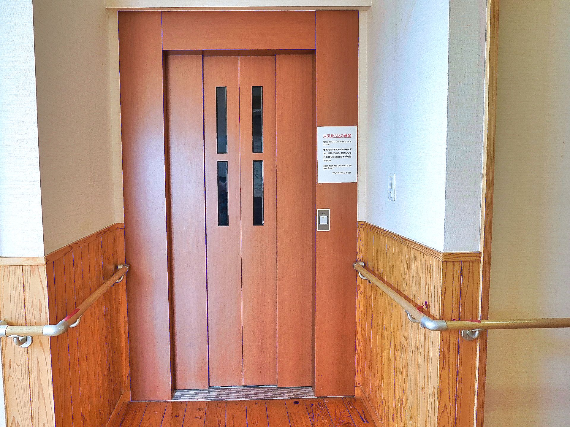 乗り場前に手すりを備えたエレベーター