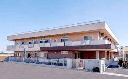 明るく広々とした建物外観