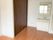 フローリングの部屋には大きなクローゼットが付いている。鏡が付いた洗面所があり、鏡にはカーテンが付いていない窓が映っている。