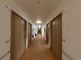 明るく広々とした廊下