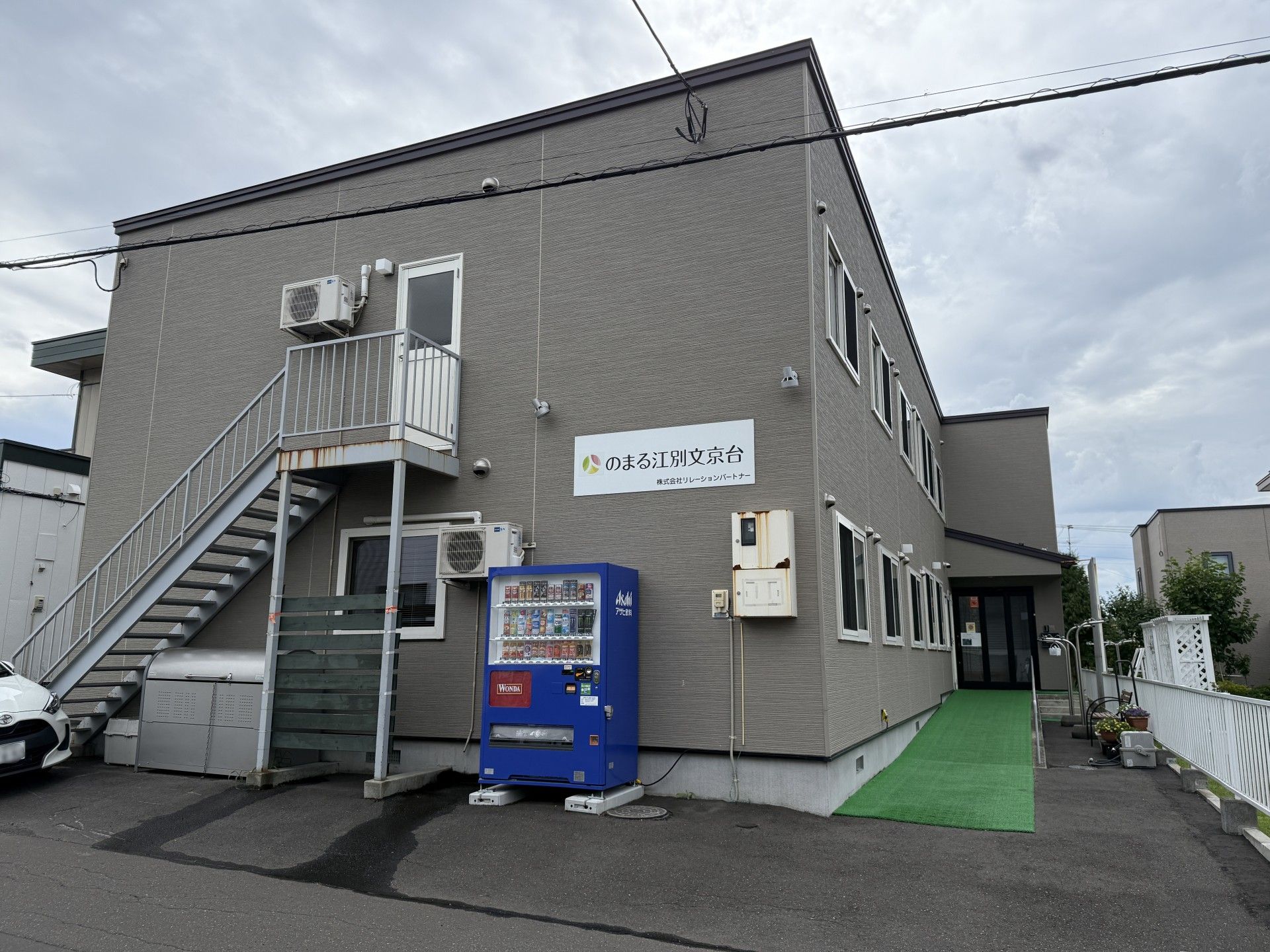 建物の外観と自動販売機