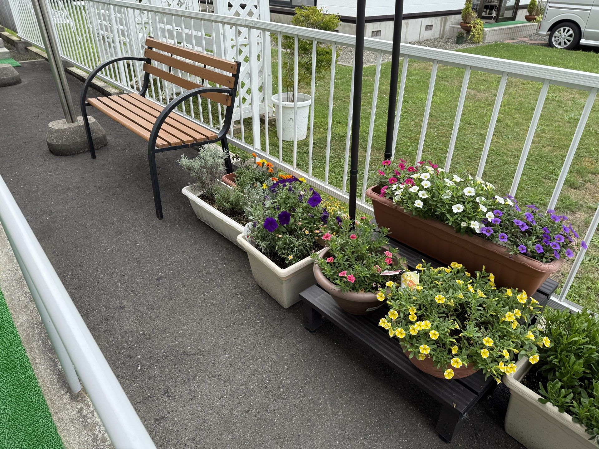 花とベンチのある通路