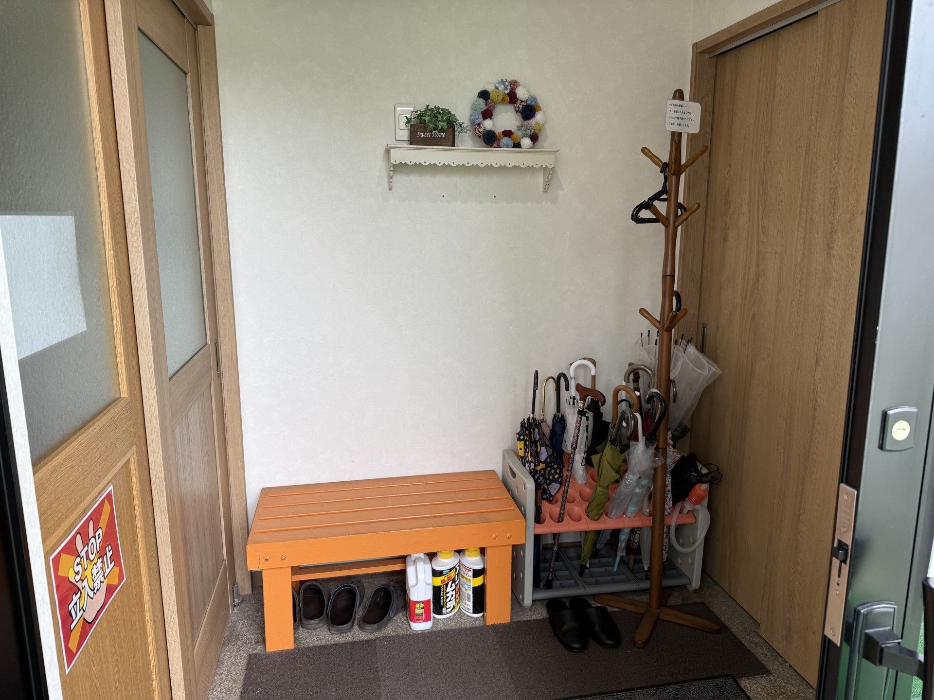 傘立てとベンチのある玄関