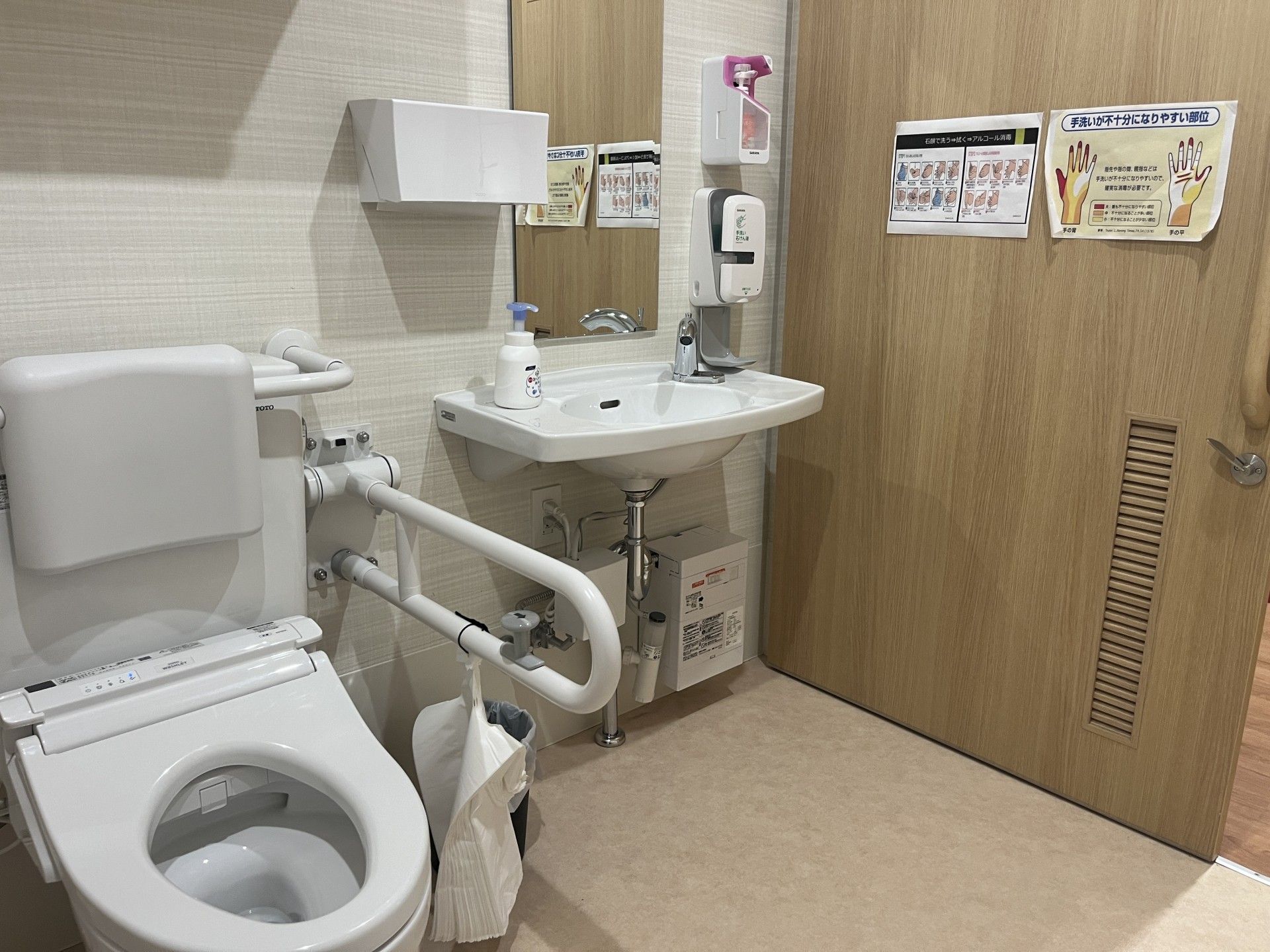 鏡付き洗面台がついたトイレ