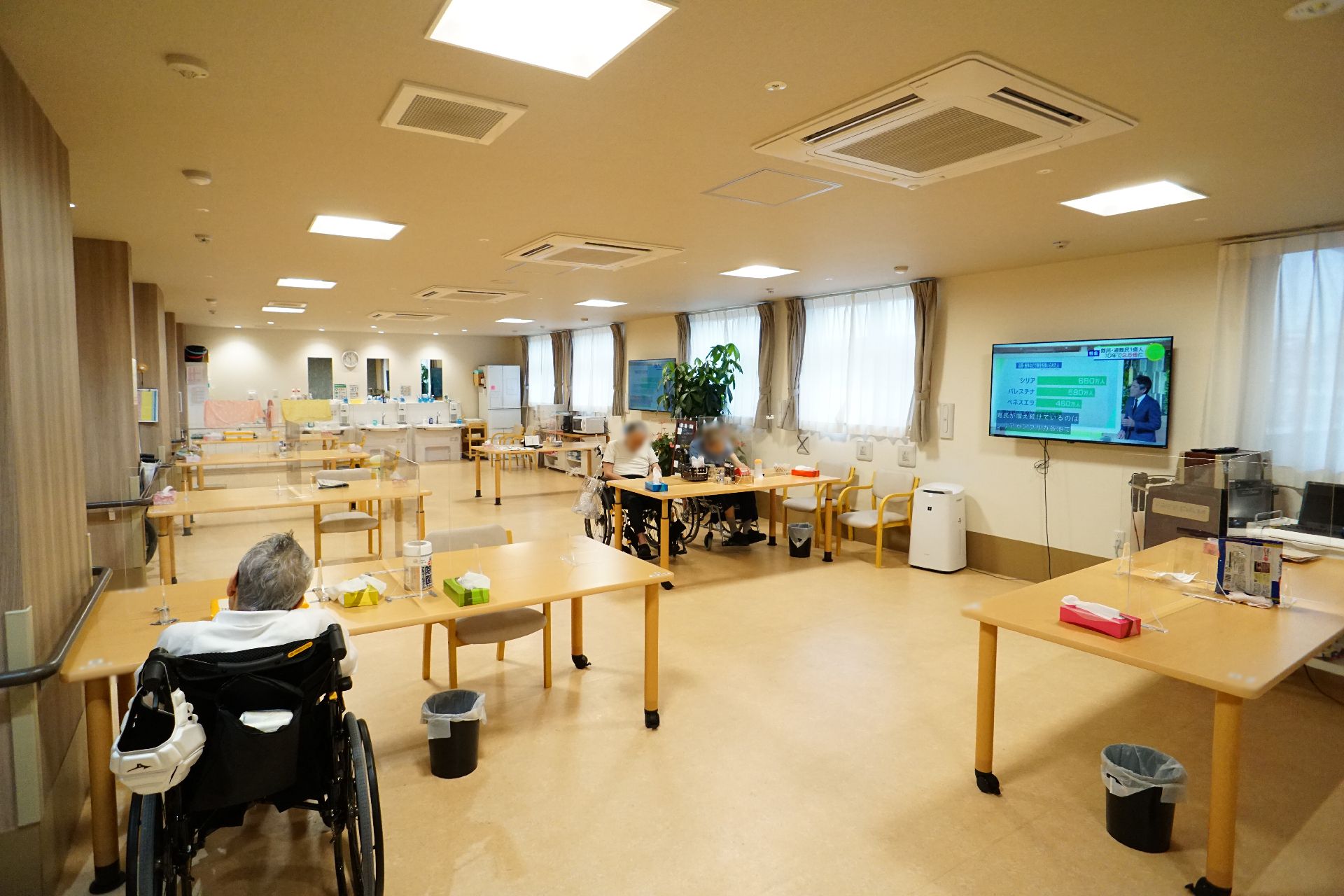 窓が多数設置されて日差しが降り注ぎ、開放感のある共有スペース