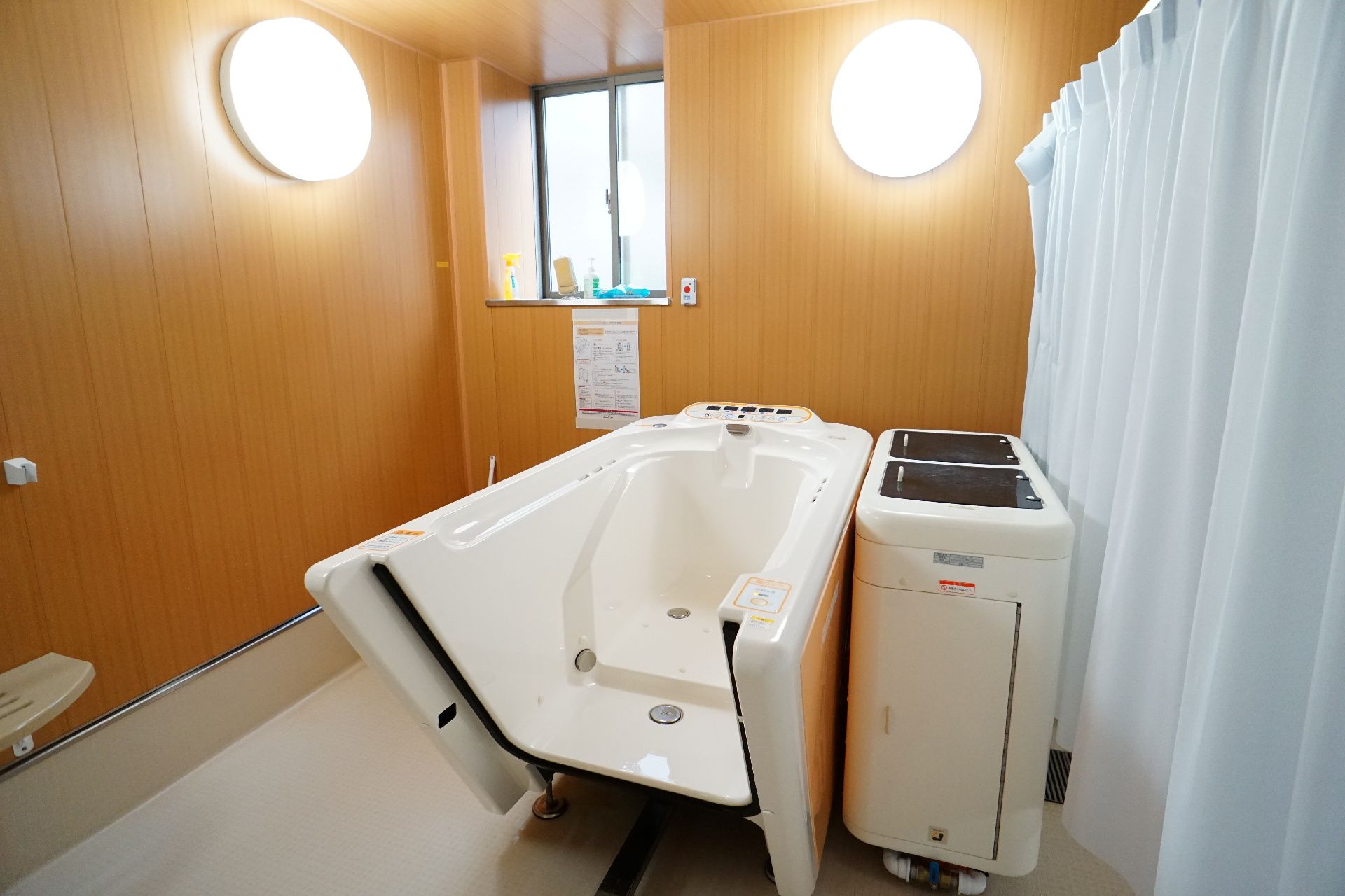 寝たきりの方でも安全に入浴を楽しめるように設置されている機械浴
