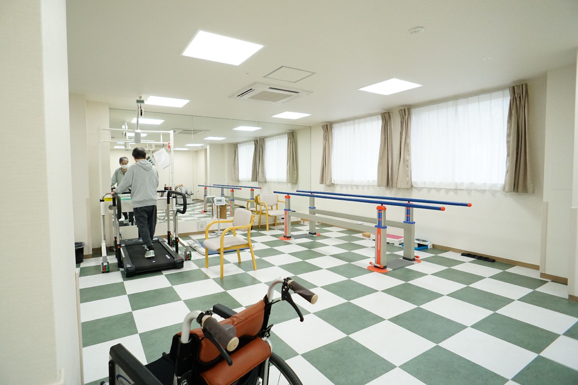 スポーツジムのように運動器具がそろっている機能訓練室