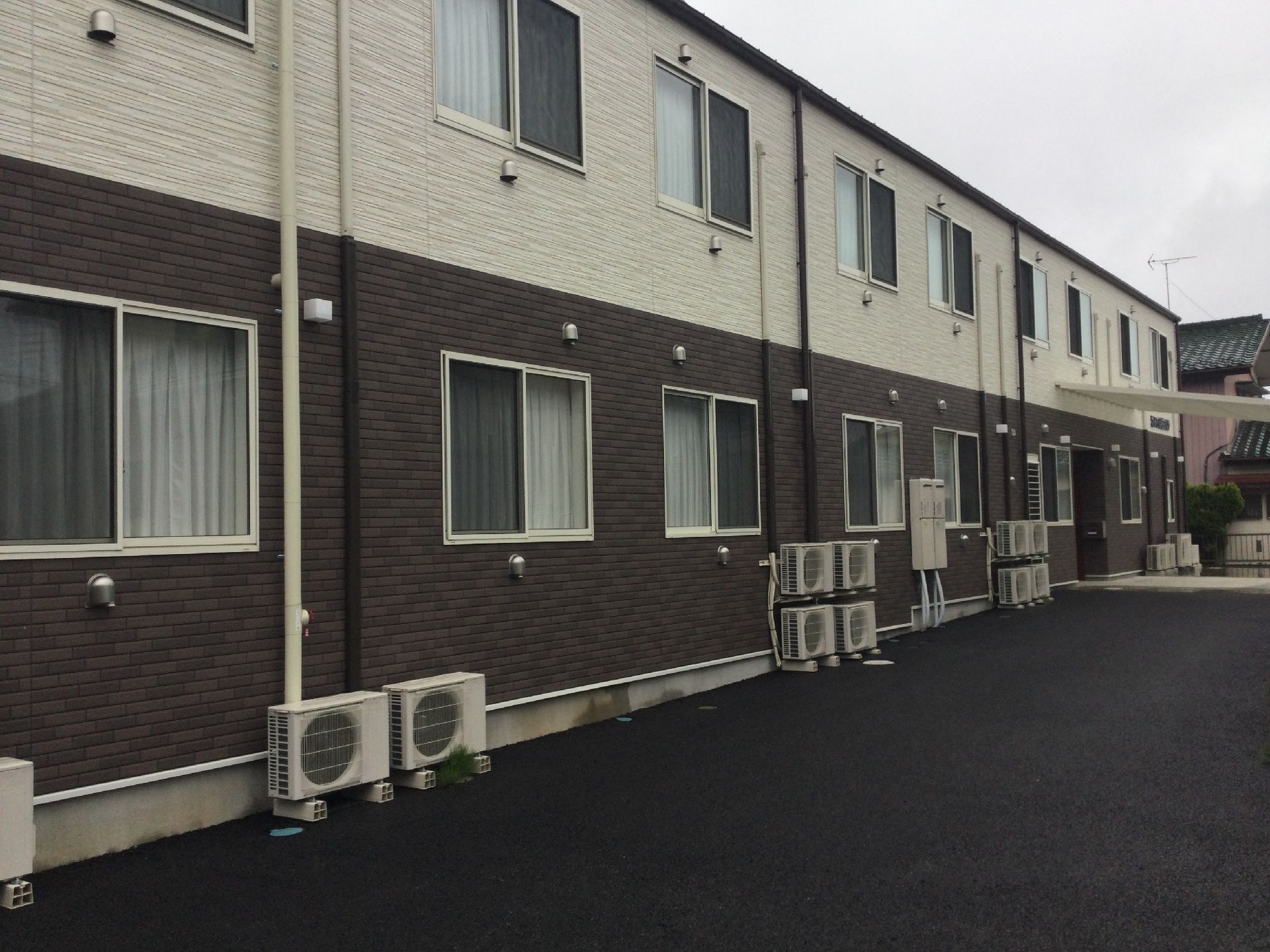 窓が複数付いているツートーンカラーの建物