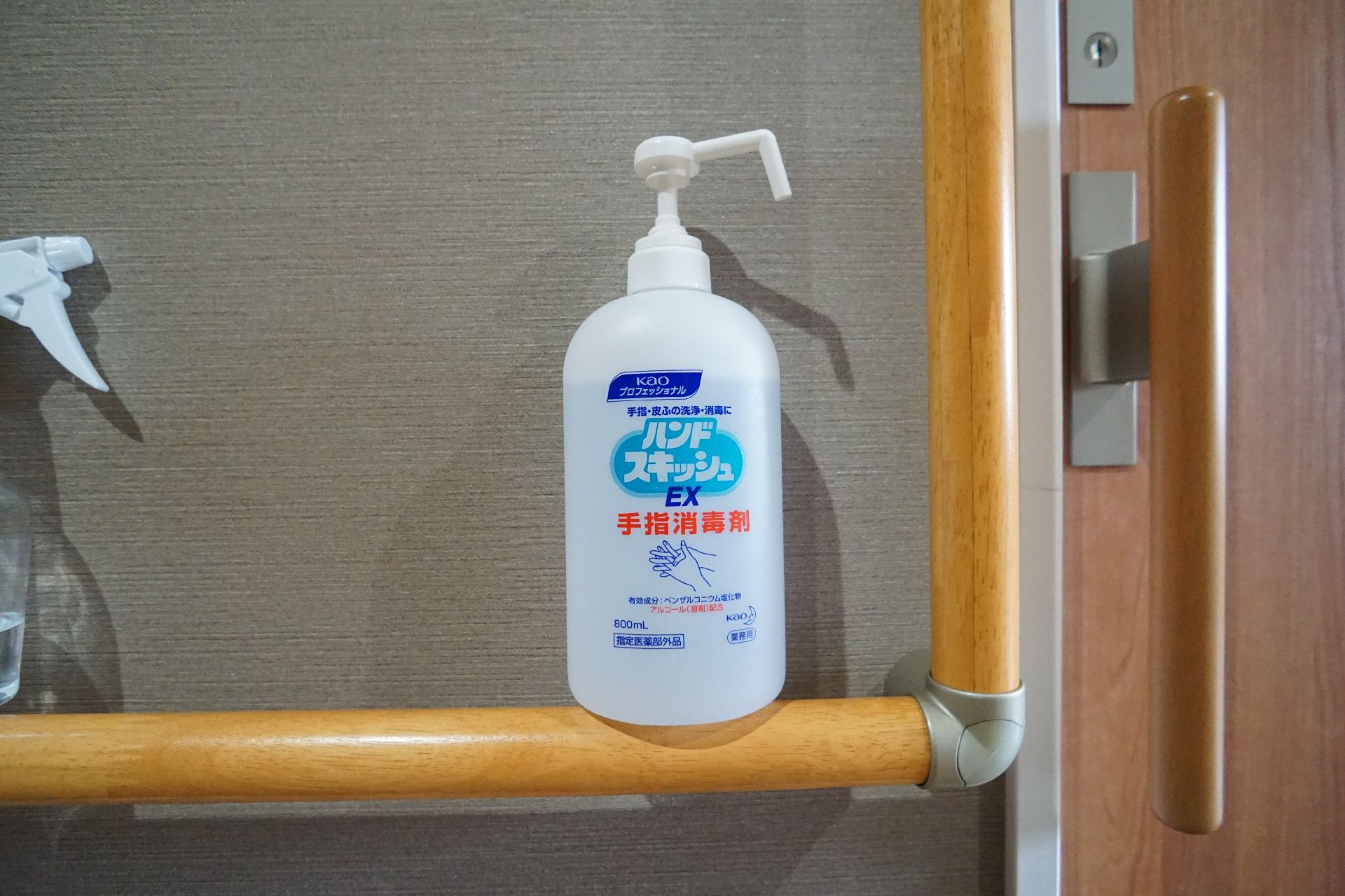 手すりに置かれたアルコール