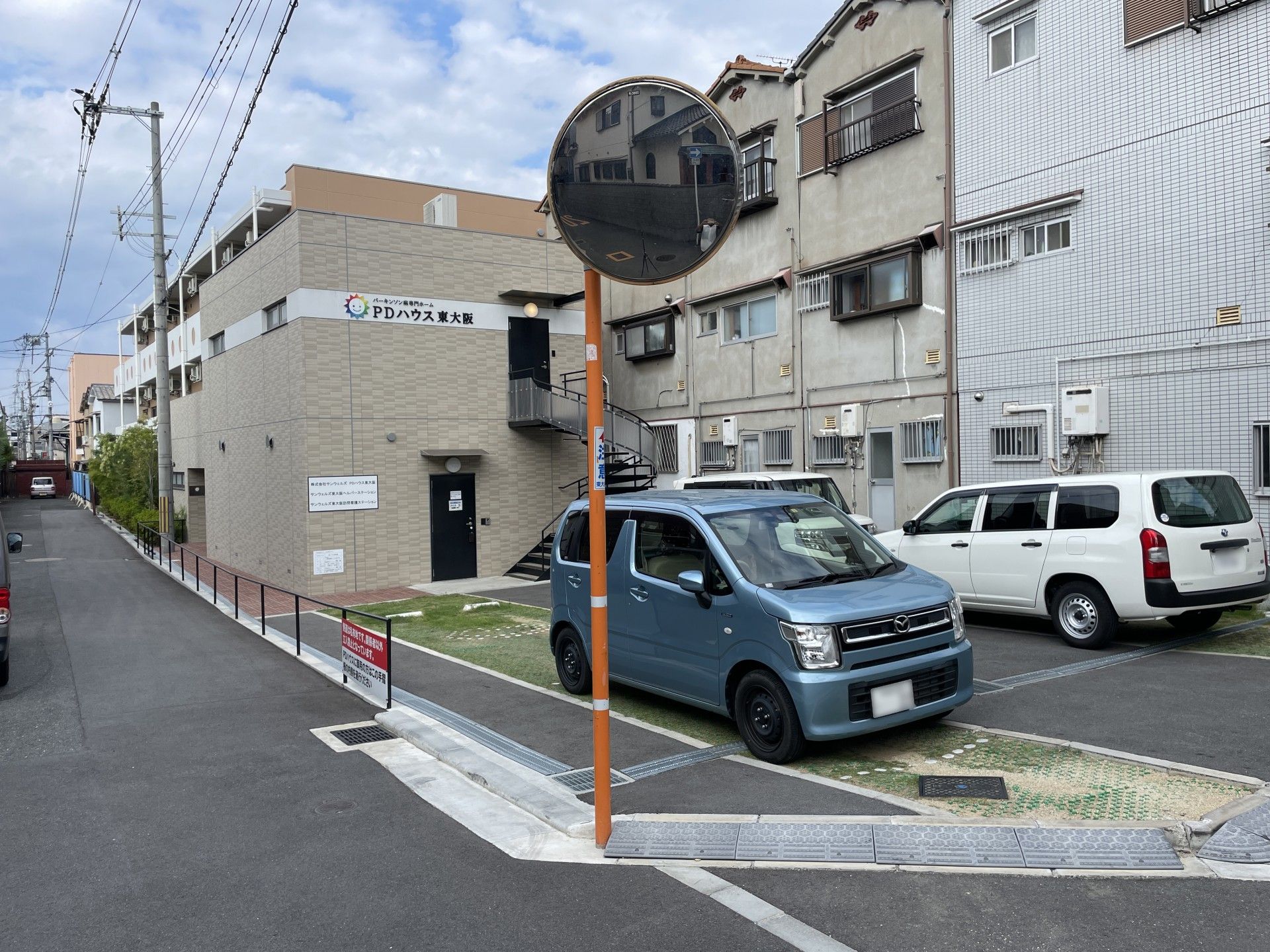 ベージュを基調とした建物