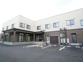 駐車場を完備した施設外観