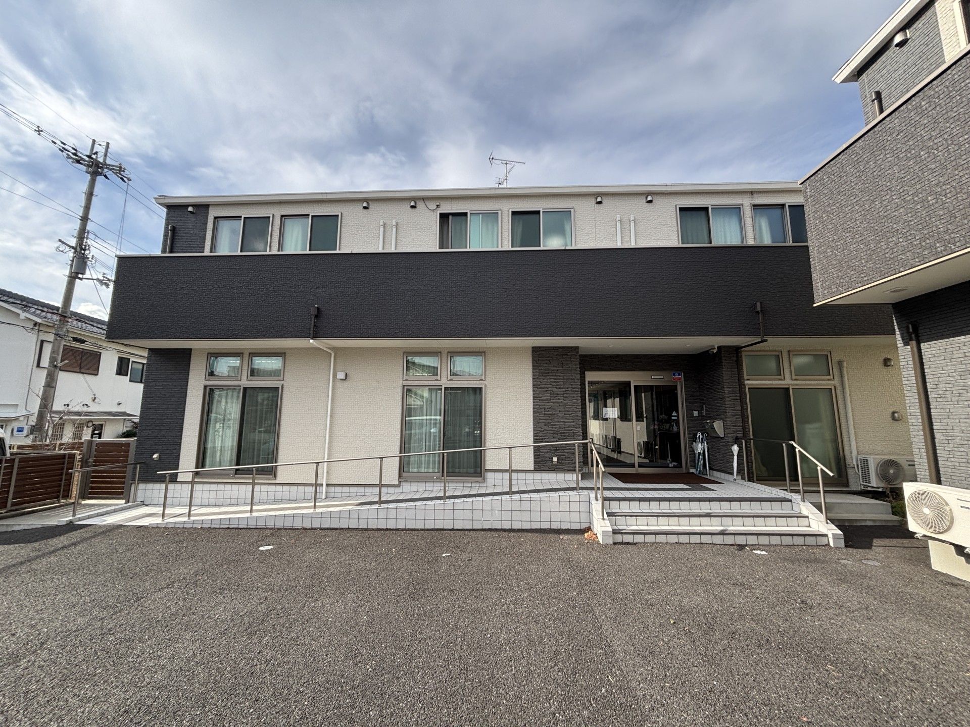 スロープ付きの建物入口