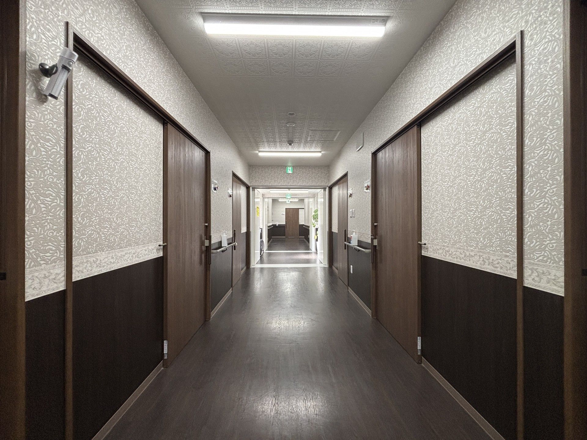 落ち着いた雰囲気の廊下