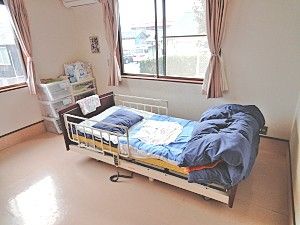 明るい個室の居室