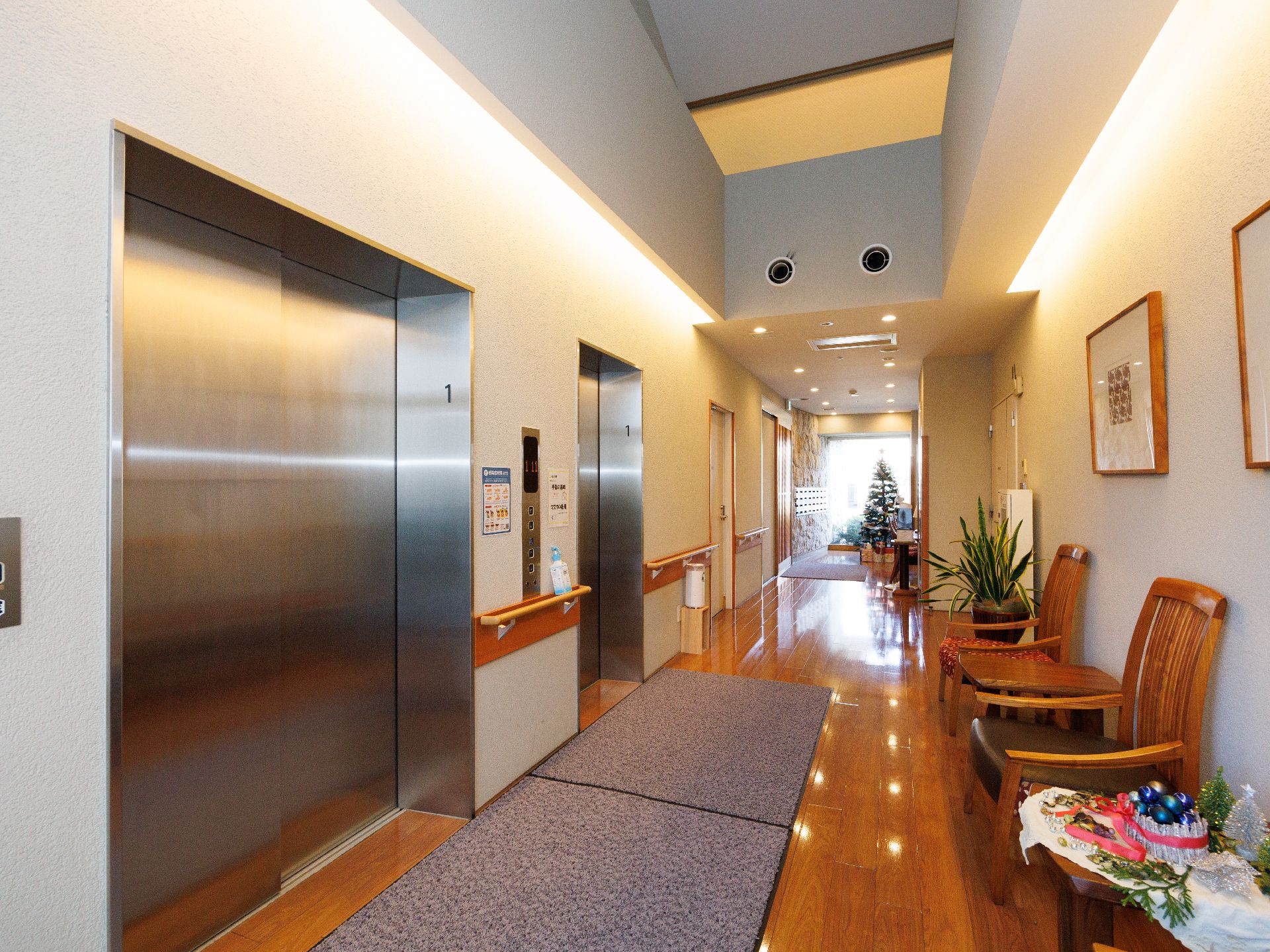 安全に利用できるように館内に手すりがついているエレベーター