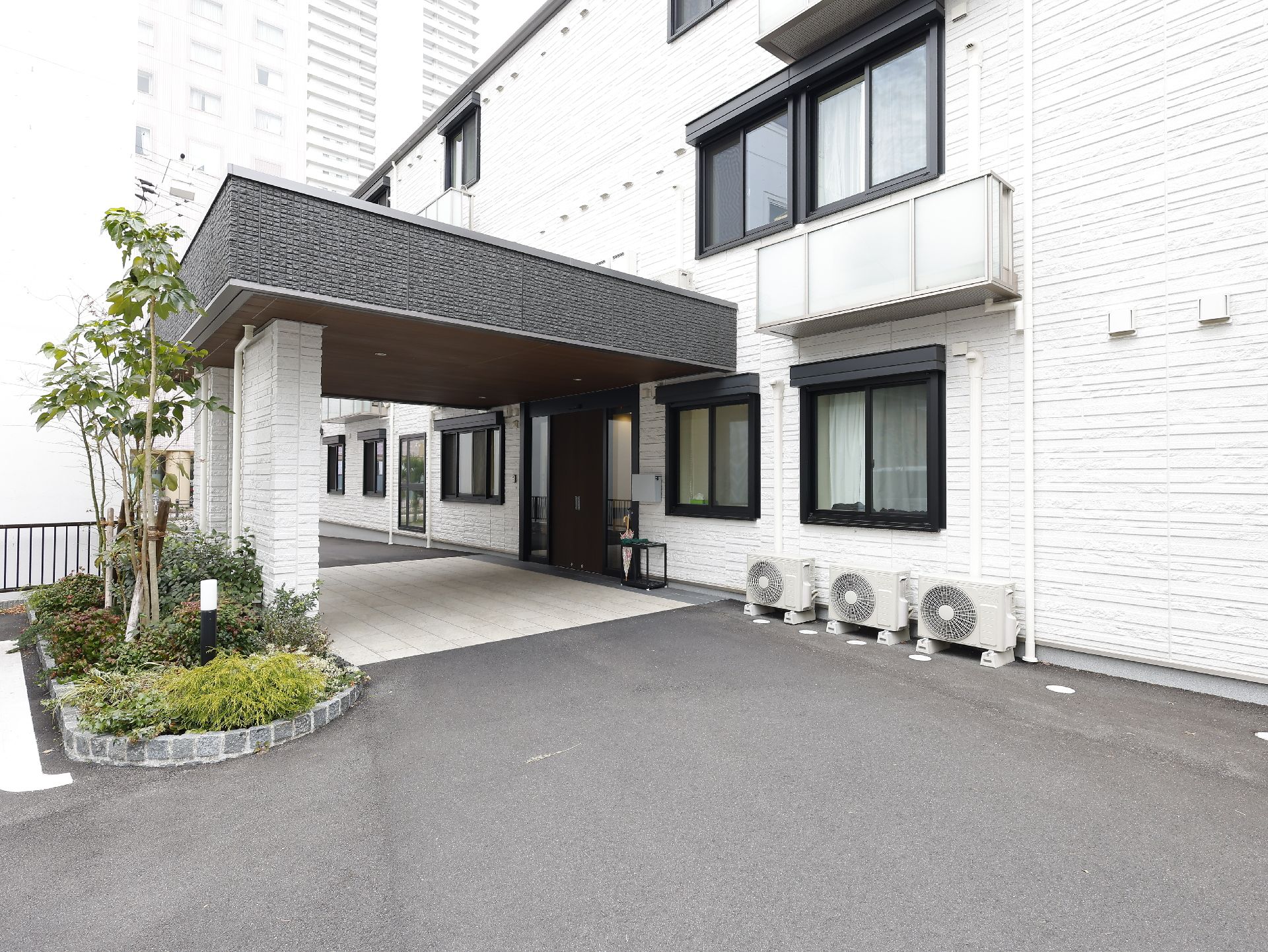 車椅子の人でも楽に移動できるように段差を排除した介護施設の外観