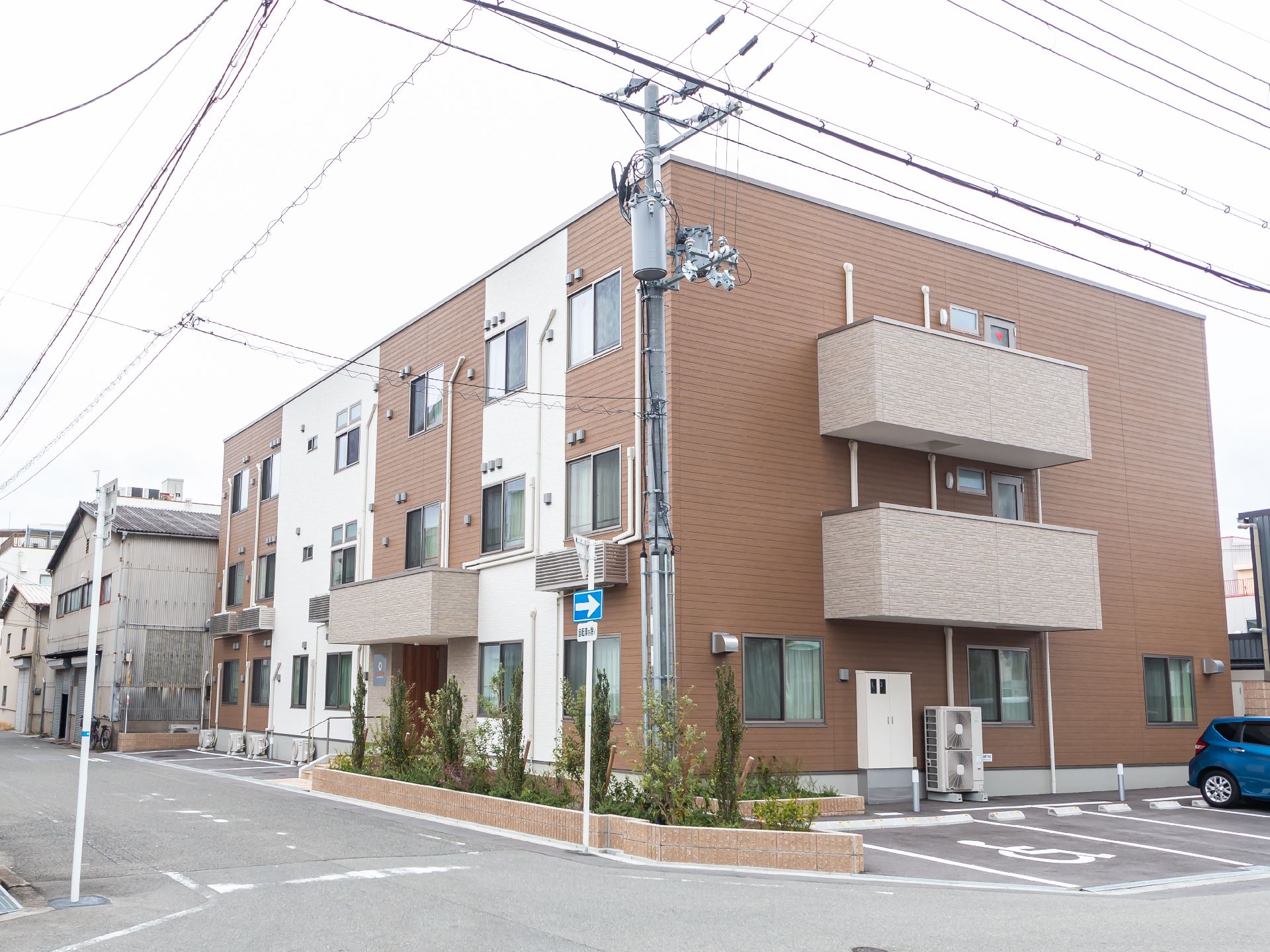 車椅子の人でも楽に移動できるように段差を排除した介護施設の外観