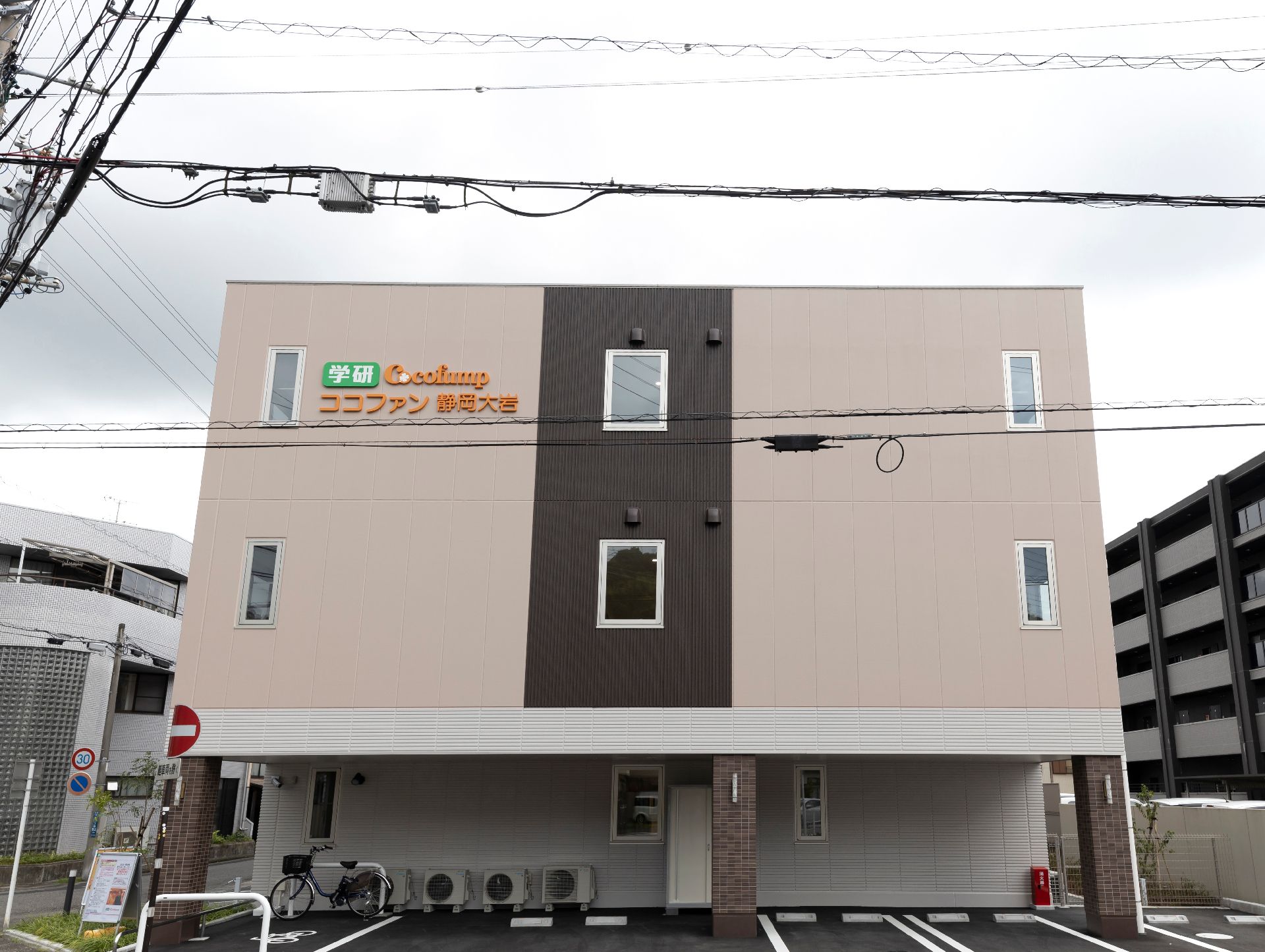真ん中に濃いブラウンが塗られている印象的な色合いの外観