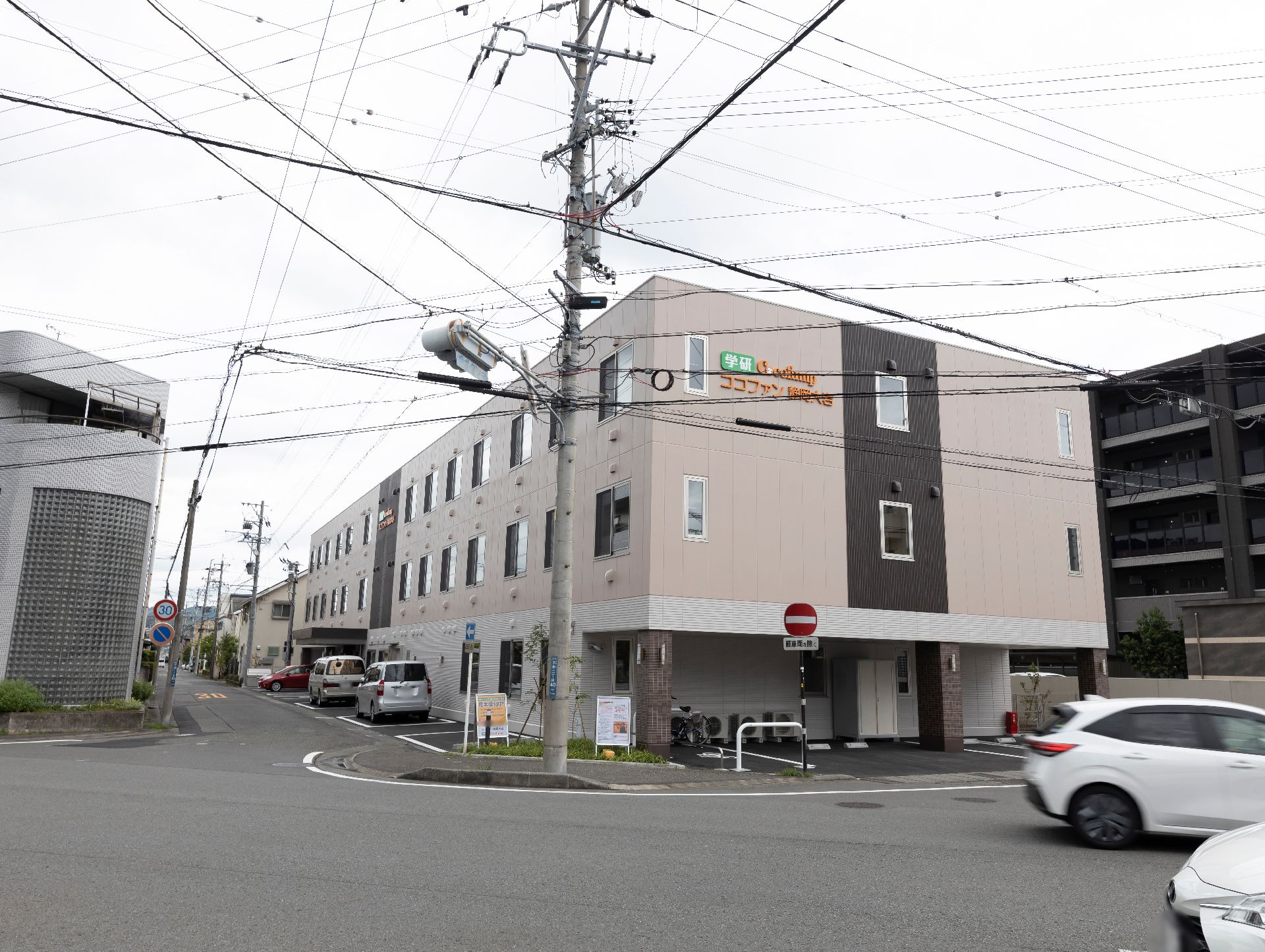 濃いブラウン系の色が真ん中に塗られている印象的な施設の外観