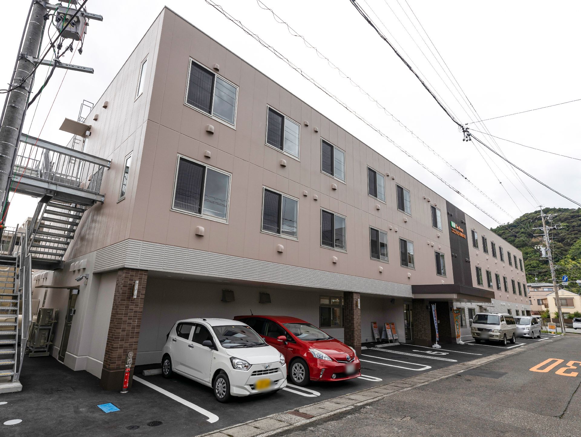 アスファルトで整備され、数台の車を止めることができる駐車場