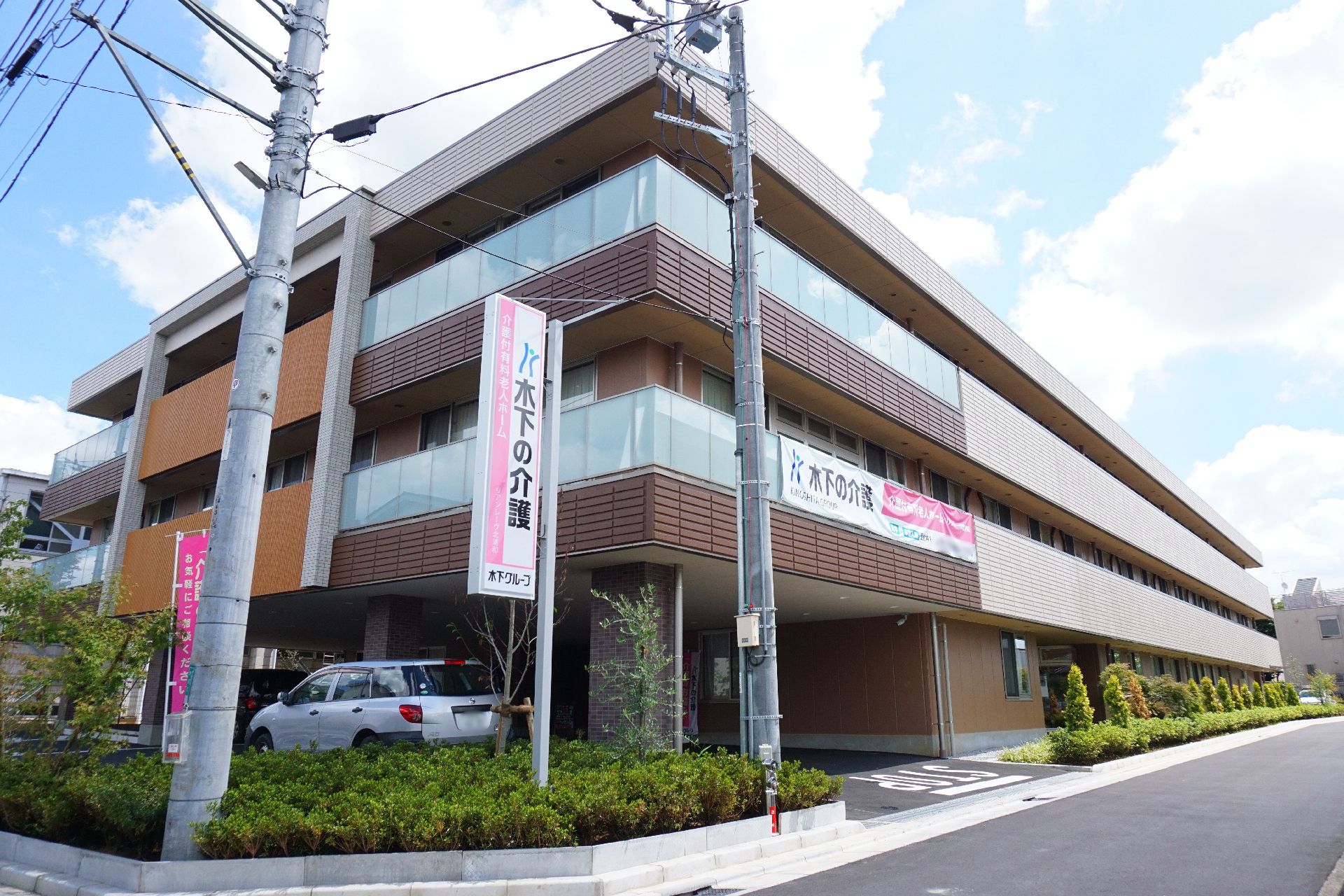 ベランダ部分が光って美しく、特徴的な色彩が印象に残る施設の外観