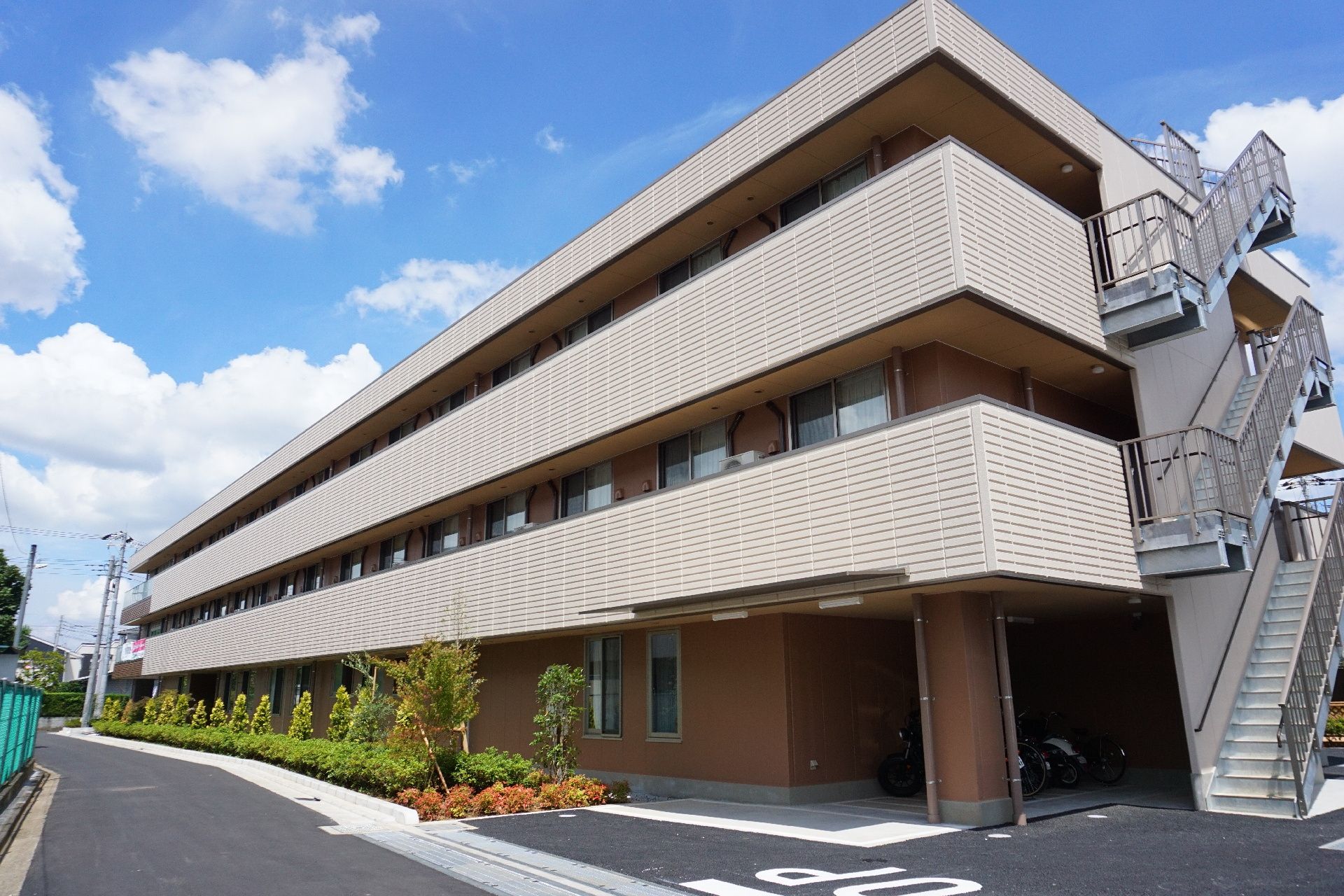 低層の高級マンションのような雰囲気があり、遠くからでも目立つ色合いの外観