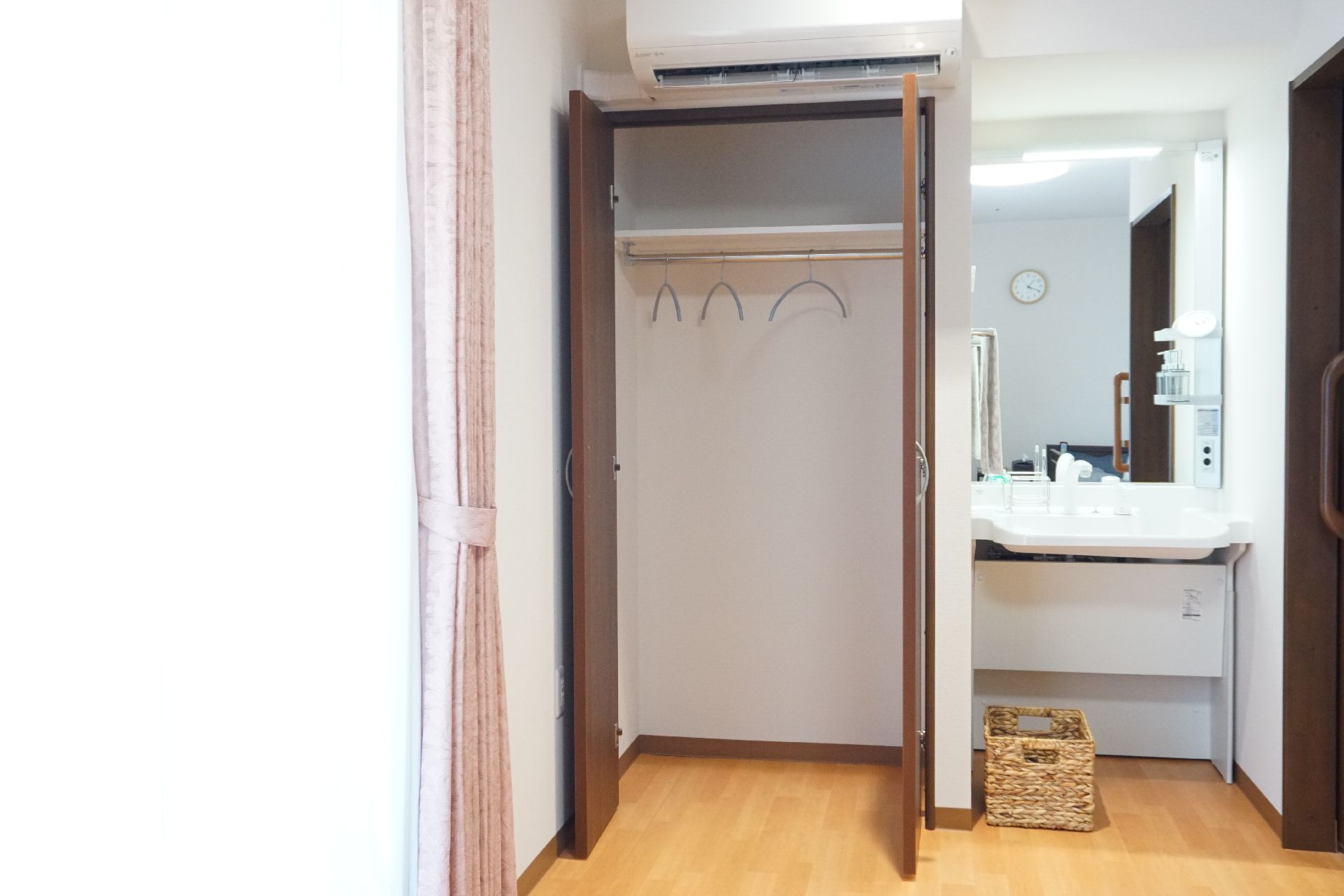 居室ごとに設置され、入居者の私物を保管して置ける収納