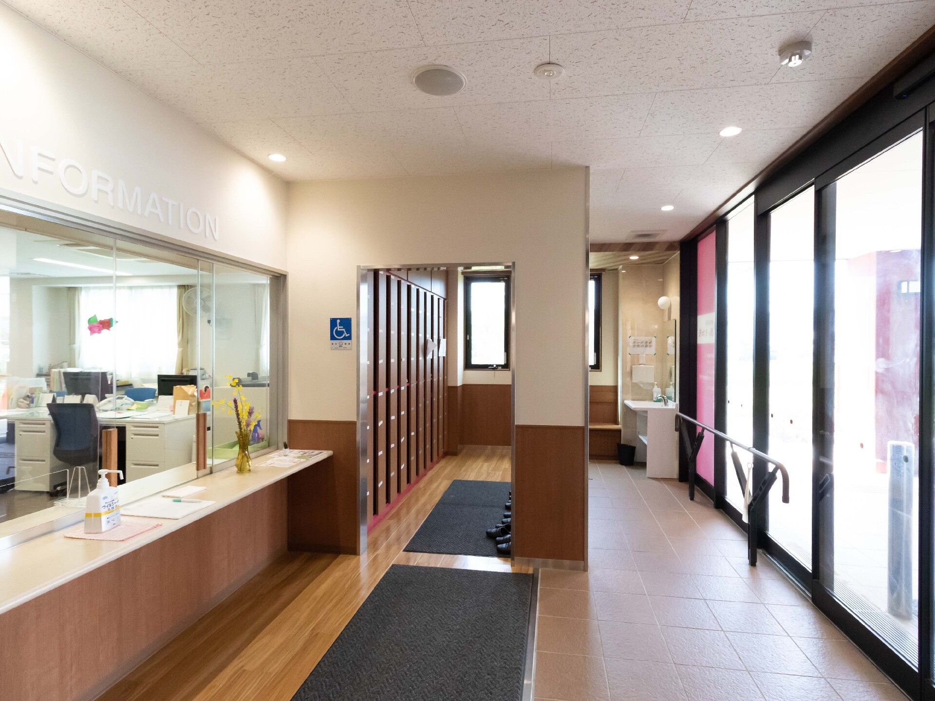 バリアフリー設計の館内