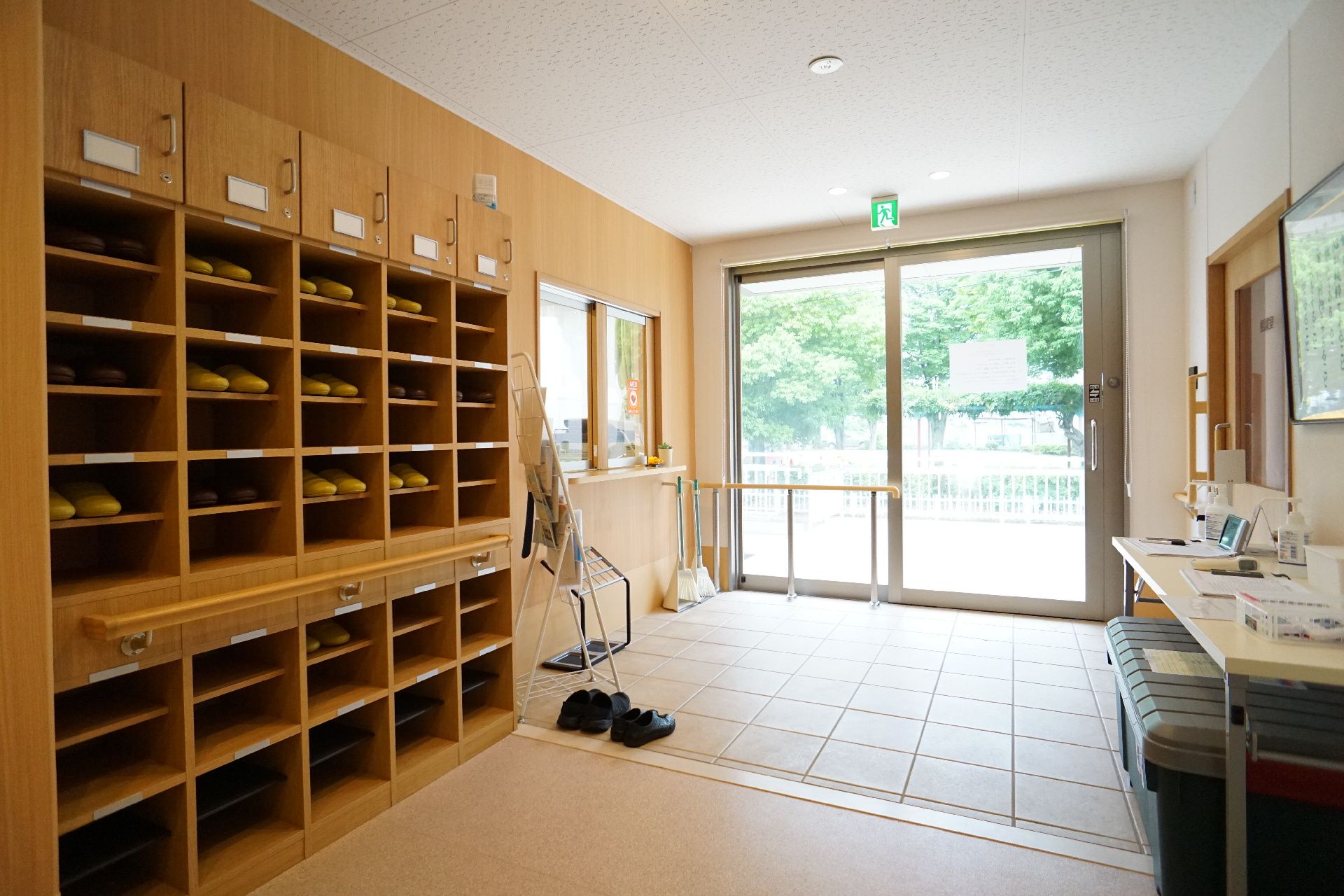 外が見える建物の入り口の横にある大きな靴箱