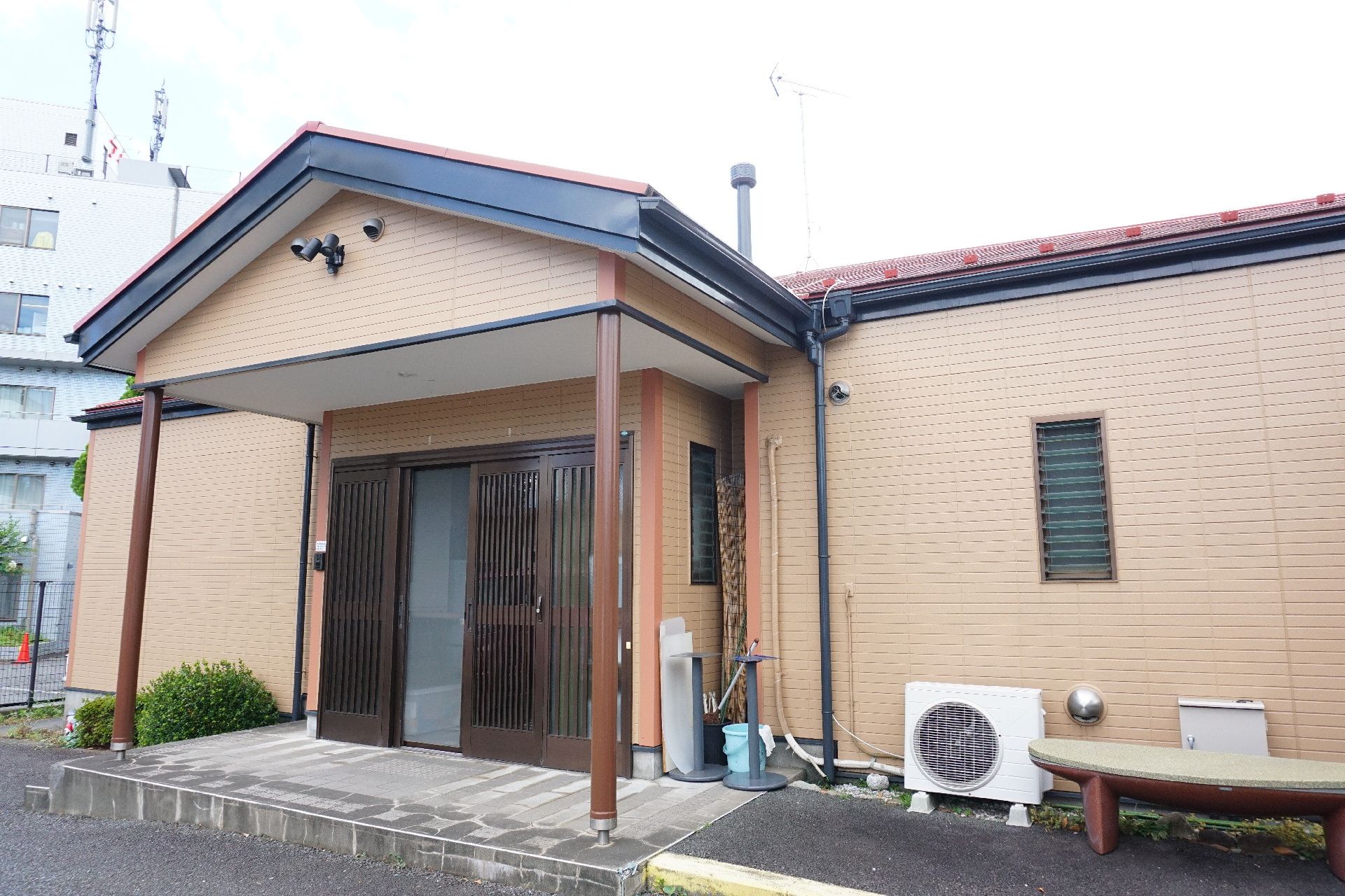 平屋建ての民家のようにも見え、親近感が持てる施設の外観