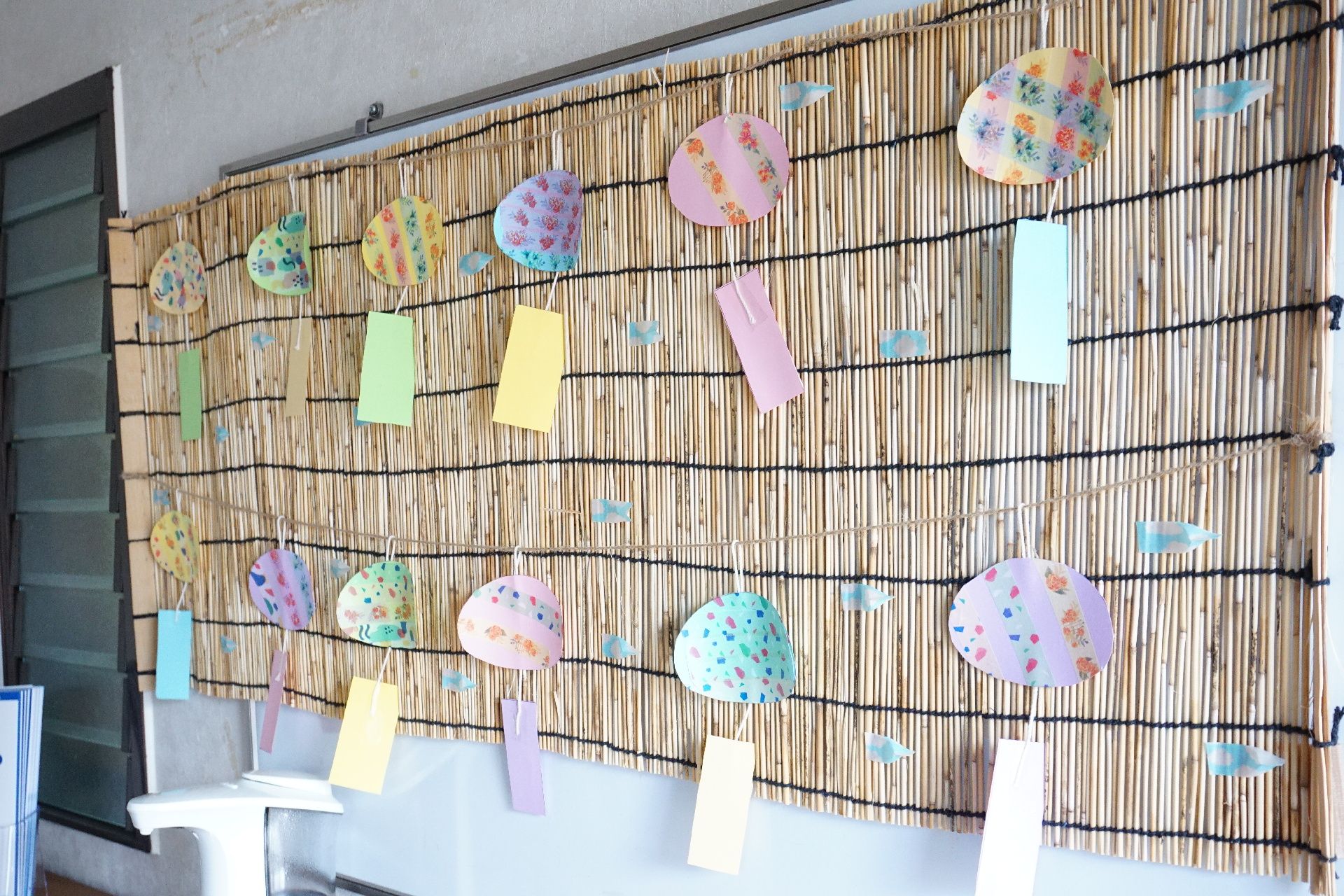 展示スペースに飾られている、入居者が手作りした風鈴の飾り
