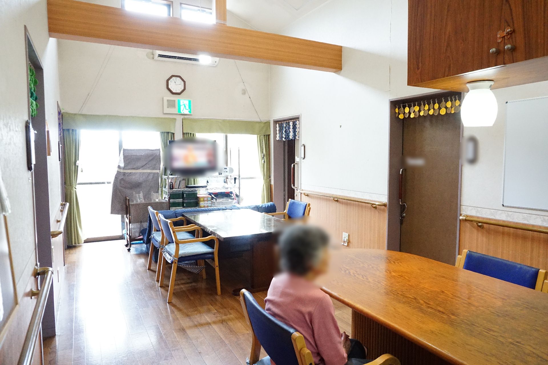 窓から陽光がたっぷりとはいり、テーブルが設置されているリビング