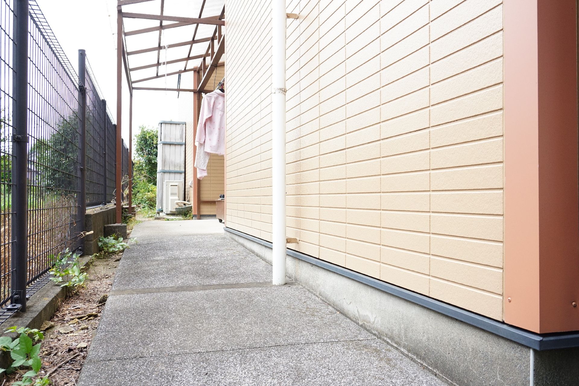 敷地内にあり、入居者が散歩できるように整備されている歩行用の道