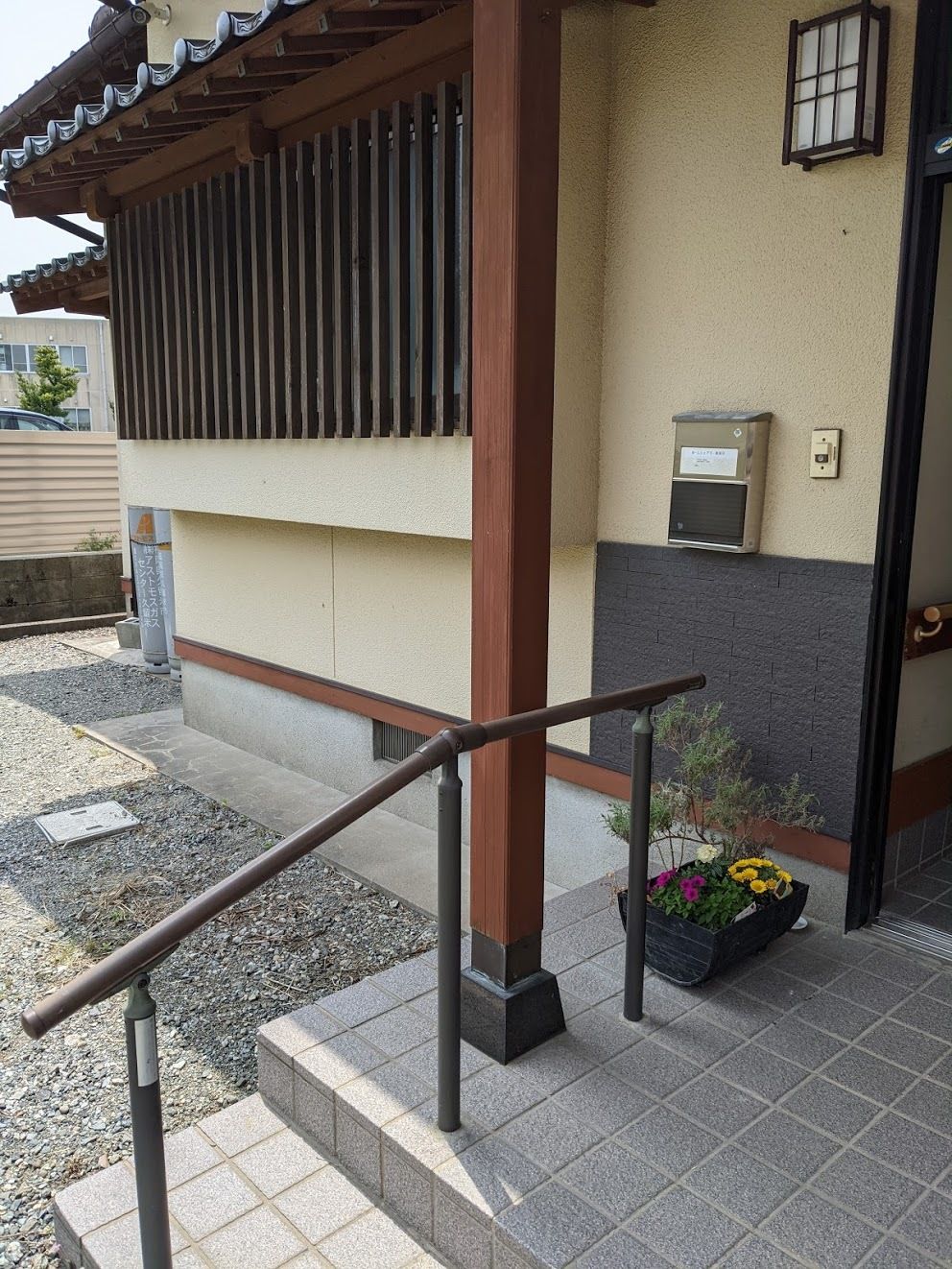 玄関の前には季節の花が飾られ、階段には手すりが付き、敷地内には砂利が敷かれている。純和風の建物は和風旅館のような雰囲気。