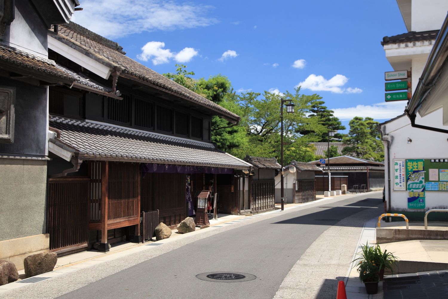 施設の周辺には、ゆったりとした情緒あふれる街道が続いている。適度に木々も植えられており、入居者様が気軽にお散歩が可能な環境である。