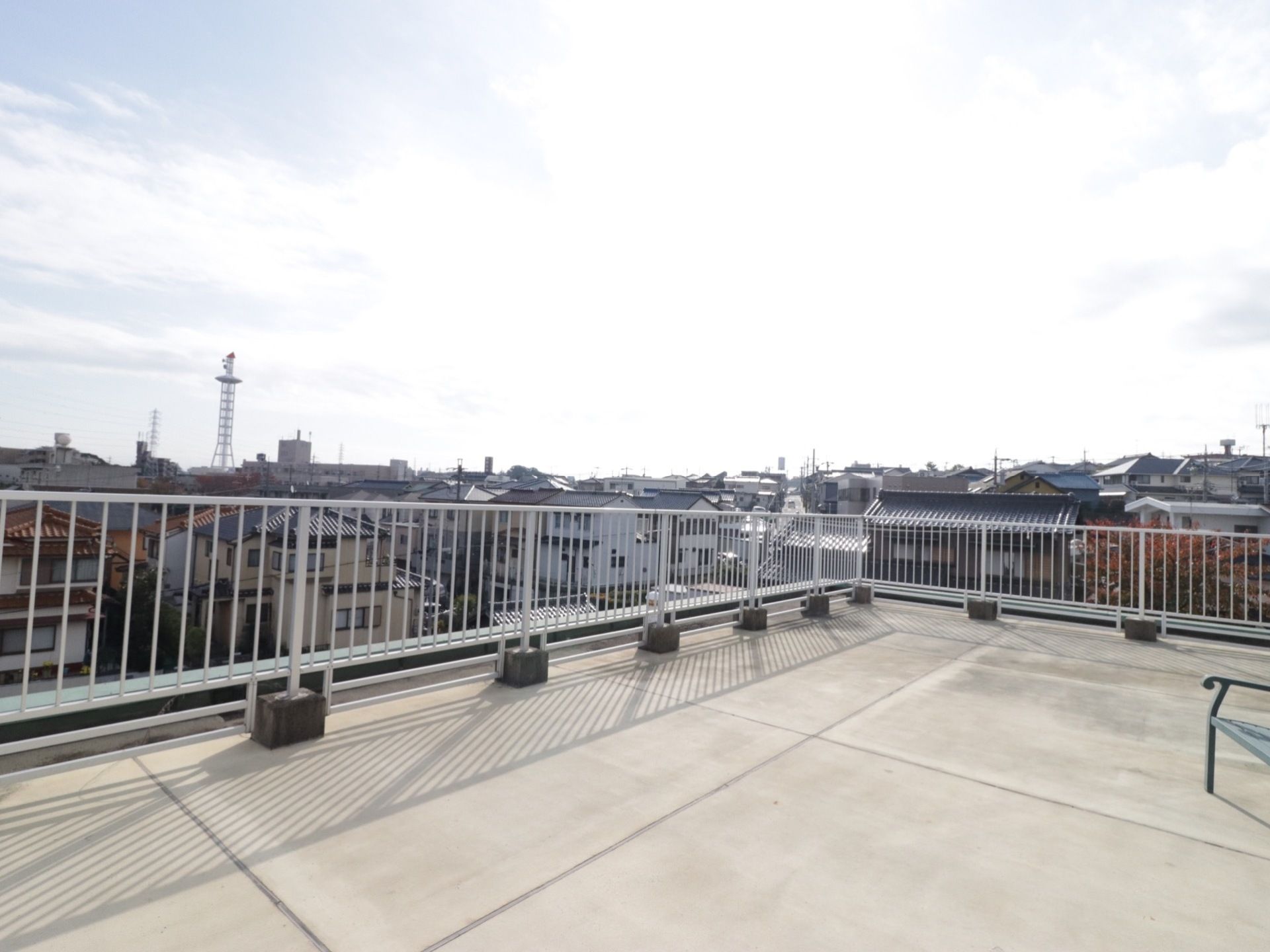 屋上からは周辺を眺めると、周りに高い建物がないためとても見晴らしが良い。特に晴れた日には遠くまでの景色を見ることができる。