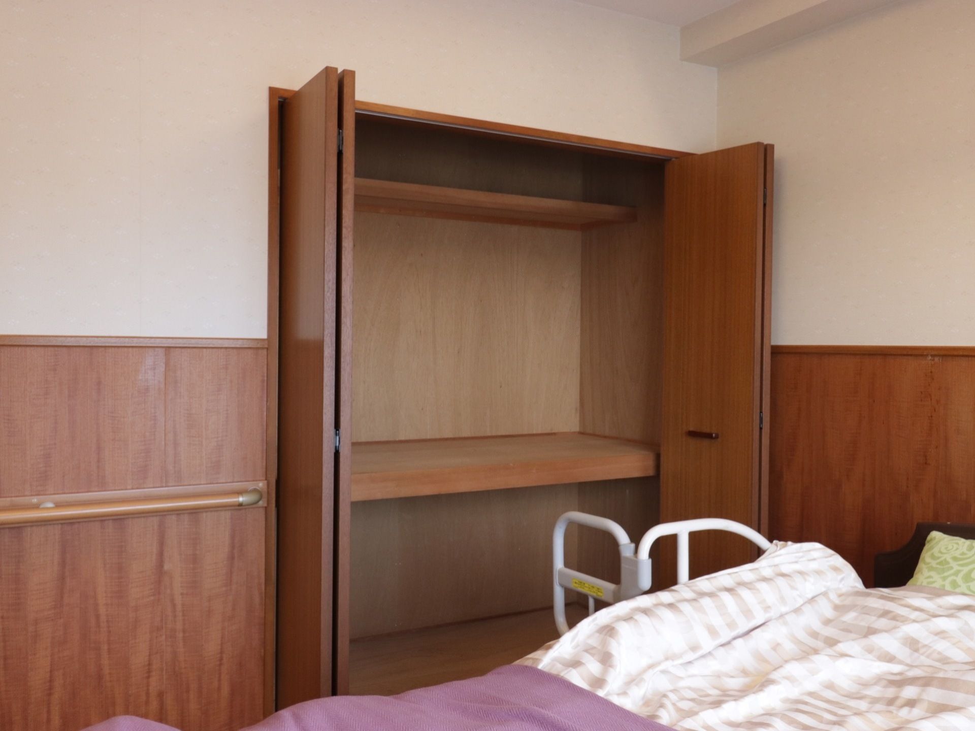 居室の収納には備え付けのクローゼットがある。両開きの折れ戸の中は、押入のような仕切りがありゆとりある収納スペースになっている。