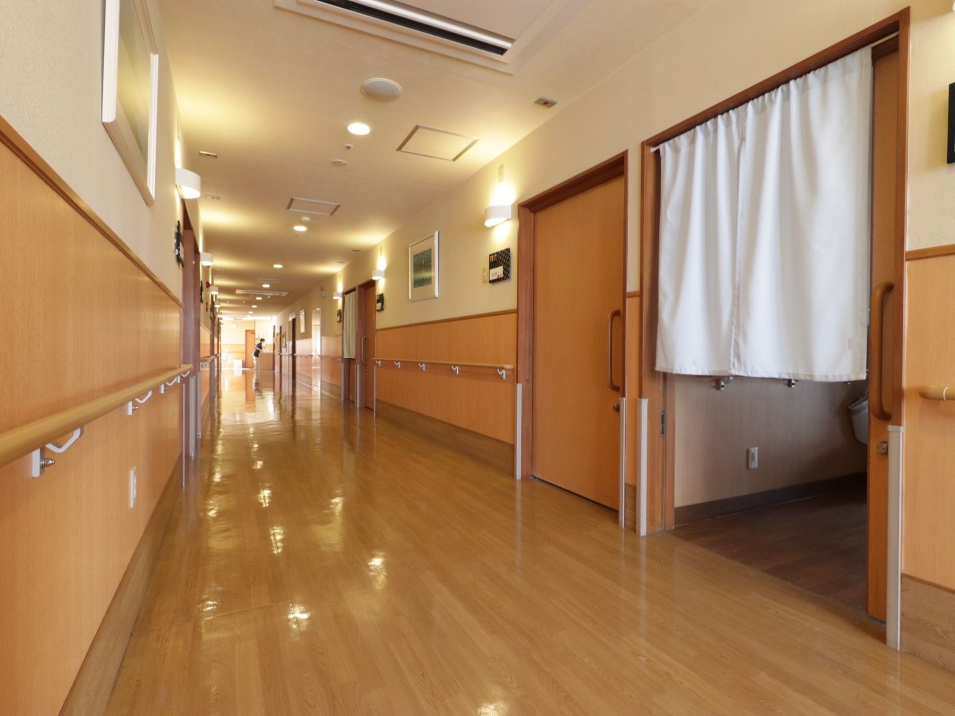 通路の天井には、丸い形の照明器具がたくさん取り付けられている。両側の壁にも、ハーフサークル形の照明があり周囲を明るく照らしている。